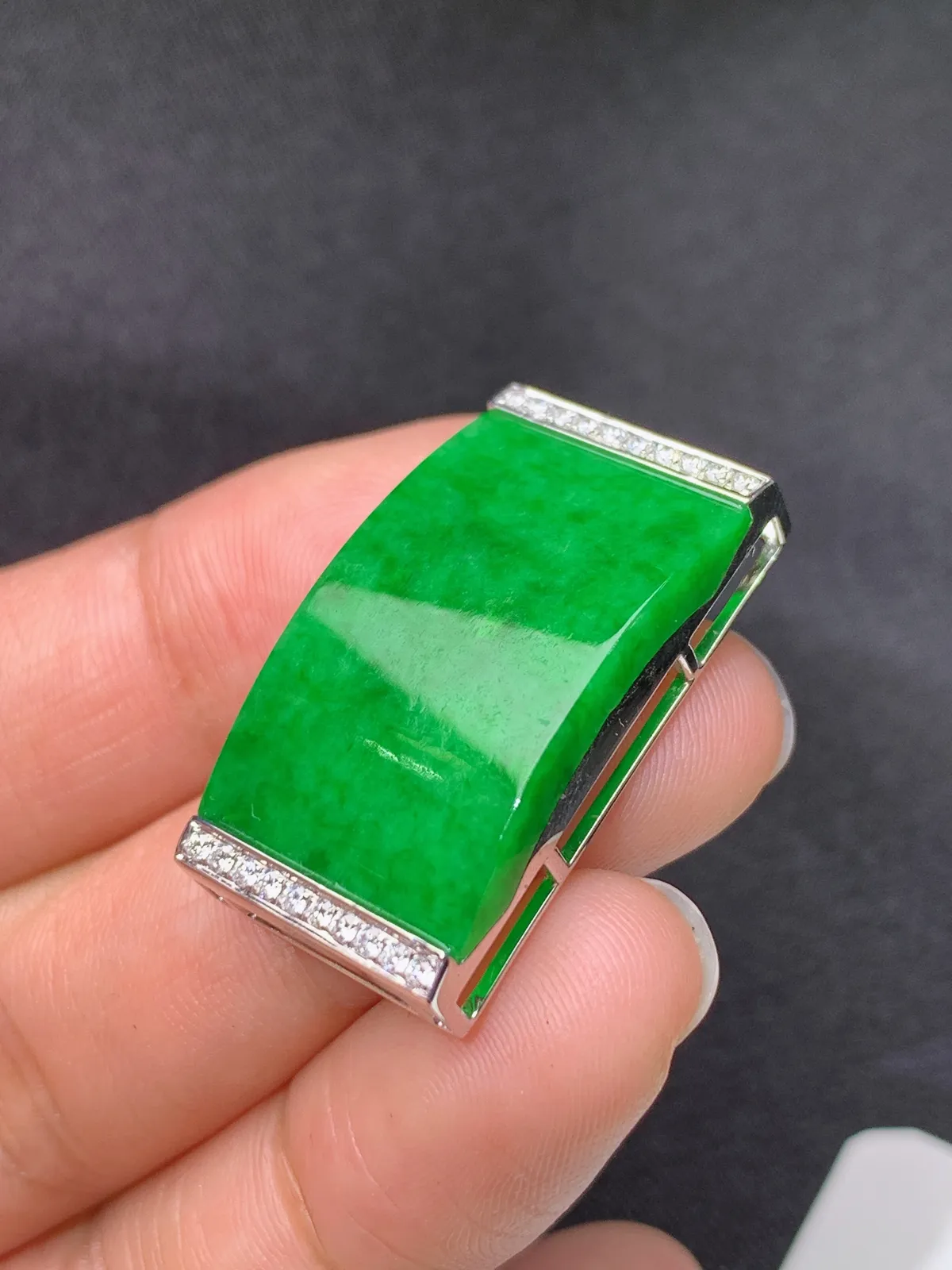 阳绿弯条吊坠手牌 18k金镶嵌，冰润色阳，种老水足，xu 尺寸28.5*15.2*8.1