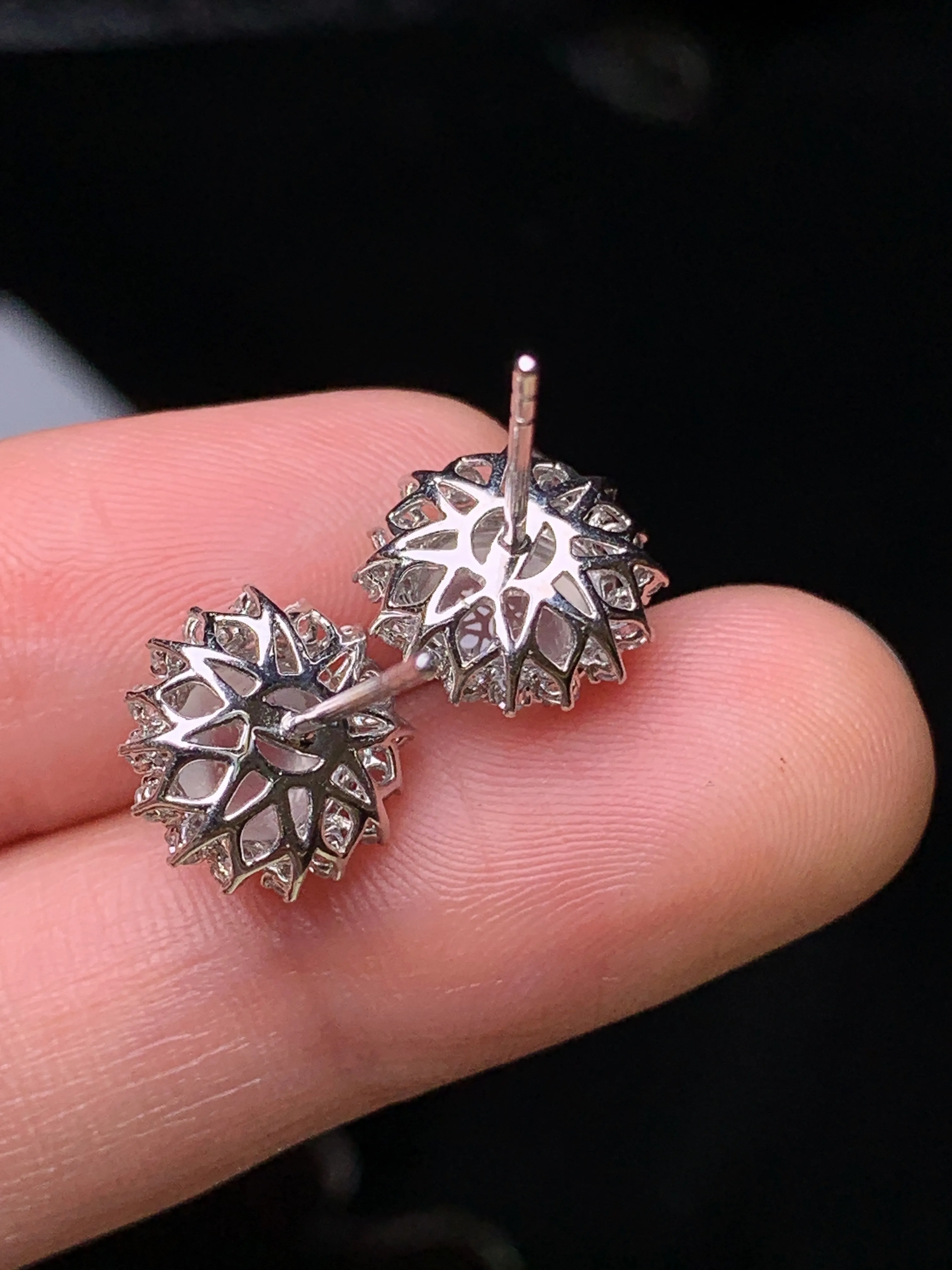 18k金钻镶嵌冰种蛋面耳钉吊 玉质细腻 水润亮眼 色泽艳丽 整体尺寸10.8*8.5