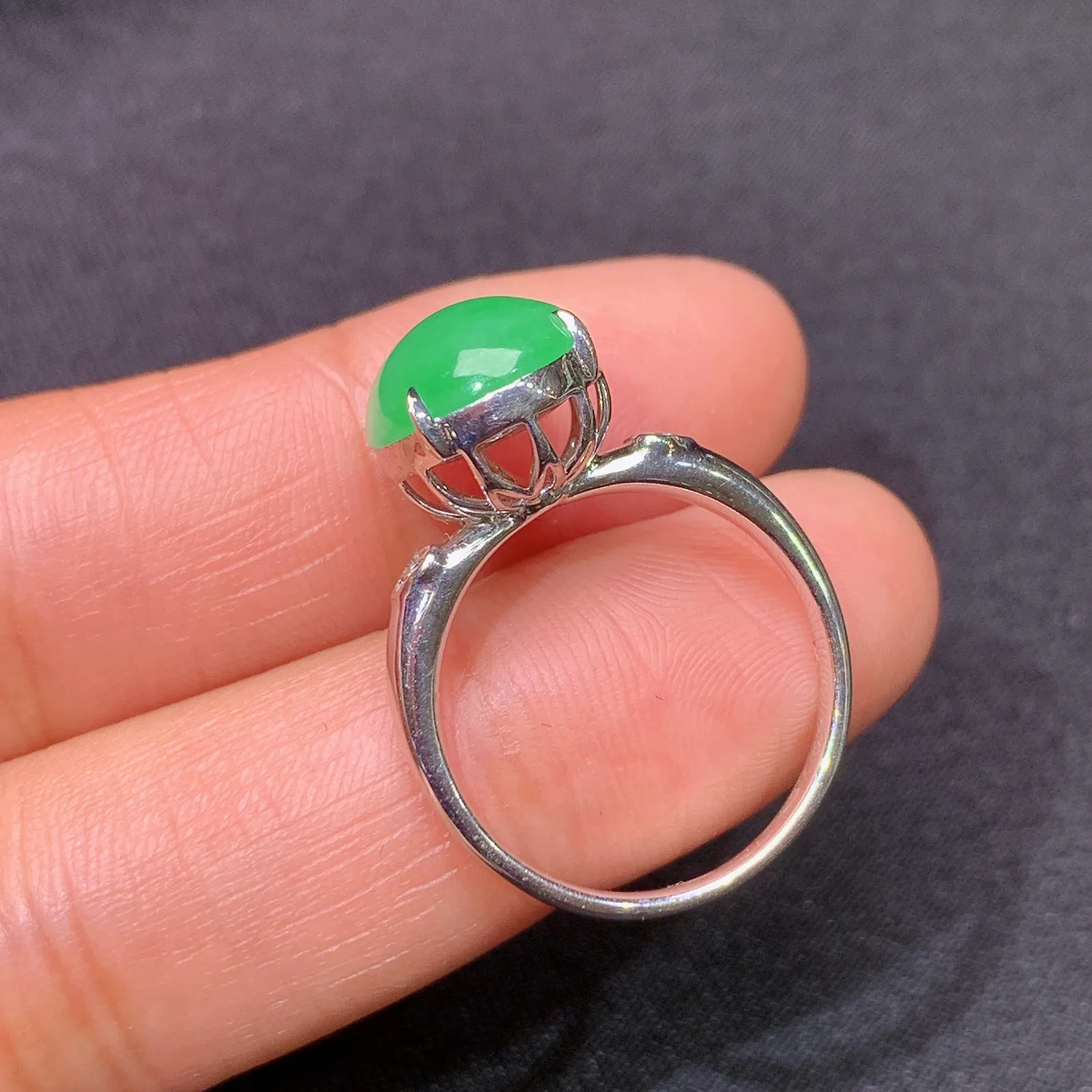 冰甜绿蛋面戒指，18镶嵌佳品，简约时尚，冰润色阳，种水足，Jc 圈口14 尺寸11.7*10*4.7