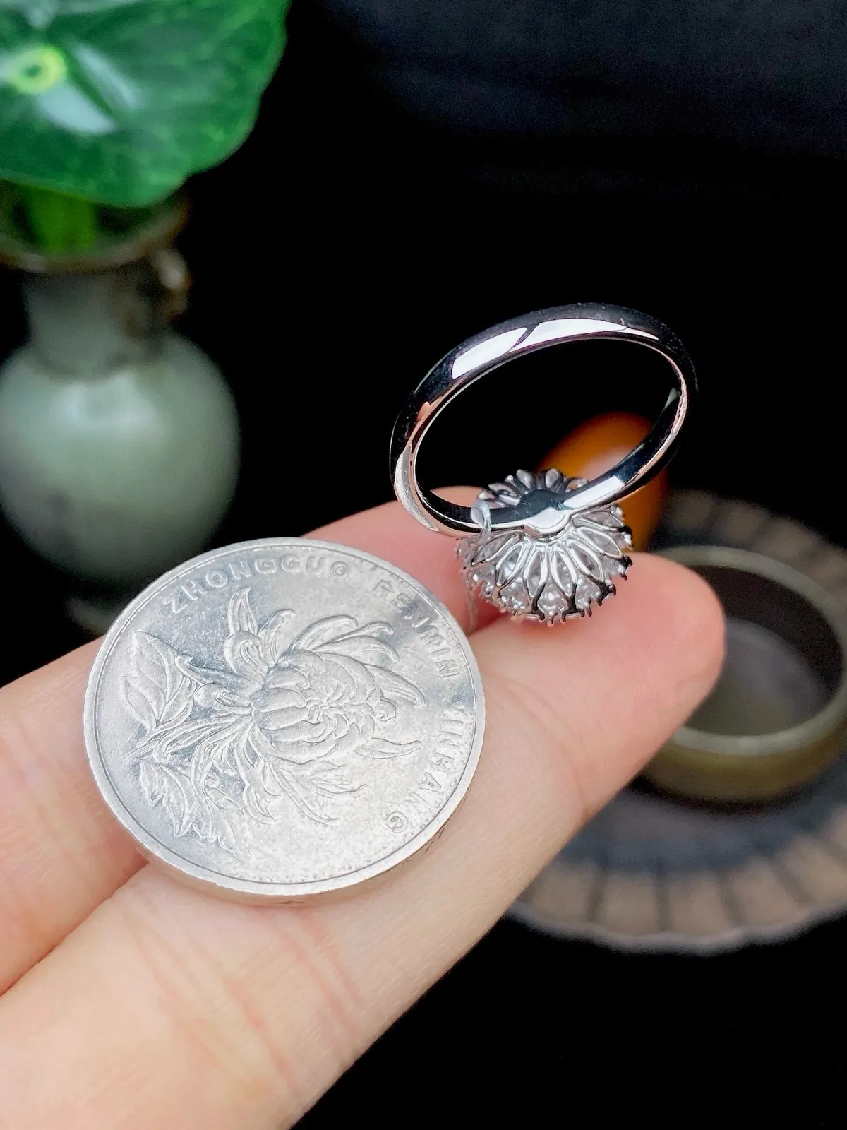 【冰种紫蛋面戒指】质地细腻，饱满度很好，晶莹剔透，18k金钻镶嵌，裸石尺寸8.5*7.8*3.7毫米