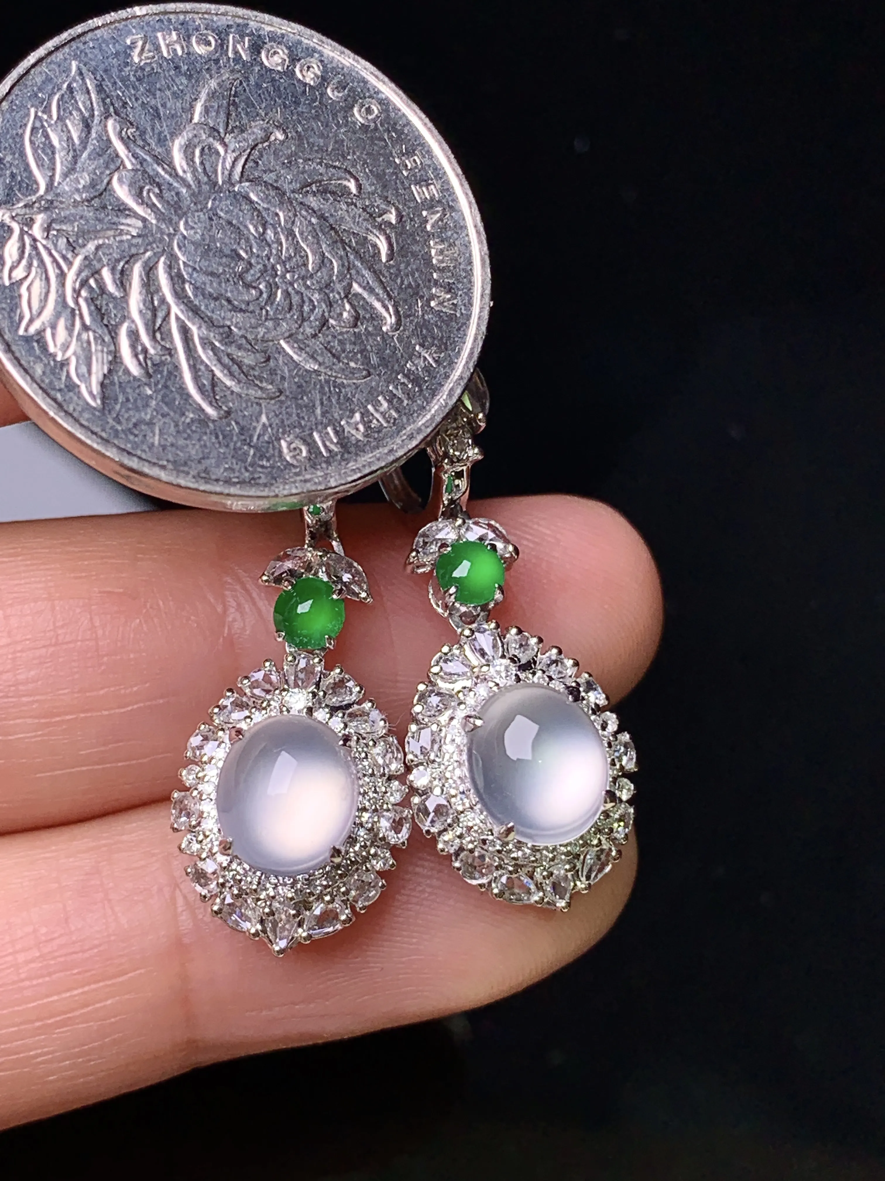 18k金钻镶嵌冰种蛋面耳坠 玉质细腻 水润亮眼 色泽艳丽 整体尺寸32*11.3*10