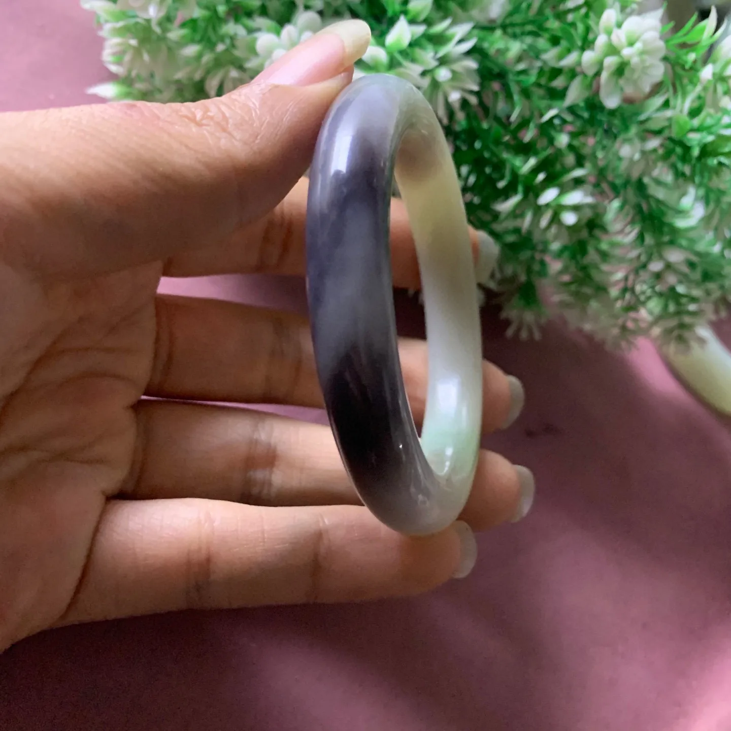 52圈口和田玉翠青三色手镯【挽间柔情】，镯型古朴典雅。在诗情画意的雨巷相遇，你是我腕间的一抹风情，有