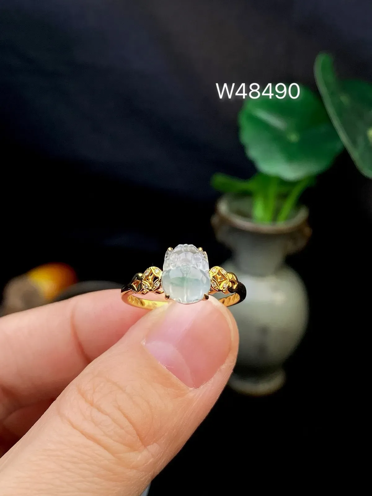 【冰种貔貅戒指】质地细腻，饱满度很好，晶莹剔透，18k金钻镶嵌，裸石尺寸7.8*6.6*2.6毫米