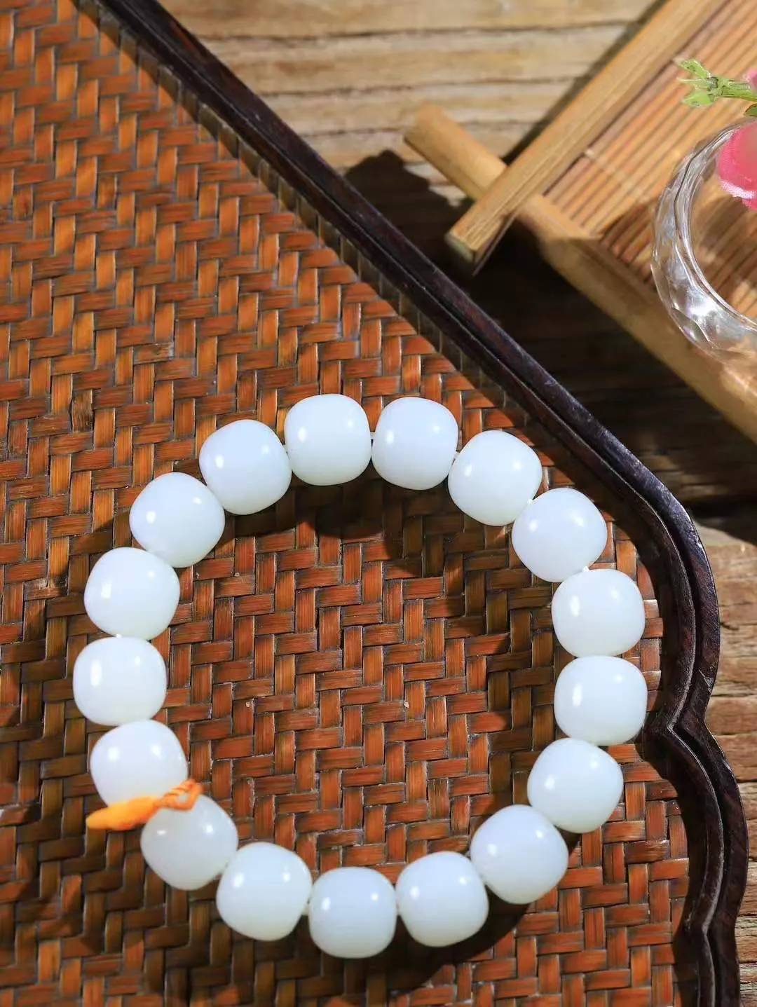 （老型珠.手串）

新疆和田白玉老型珠手串，也可做手持，玉质细腻油润 饱满光滑 质朴无华，悠远简单，人心境界远，百世修炼深，心灵常驻善意持，觉悟人生百世修。重58克    尺寸取一11.8-12.8mm    54120801L