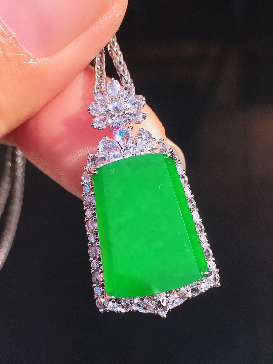 阳绿无事牌吊坠，色泽均匀艳丽，玉质细腻，荧光感超
强，饱满圆润，尽显优雅气质，18k
金豪华镶嵌