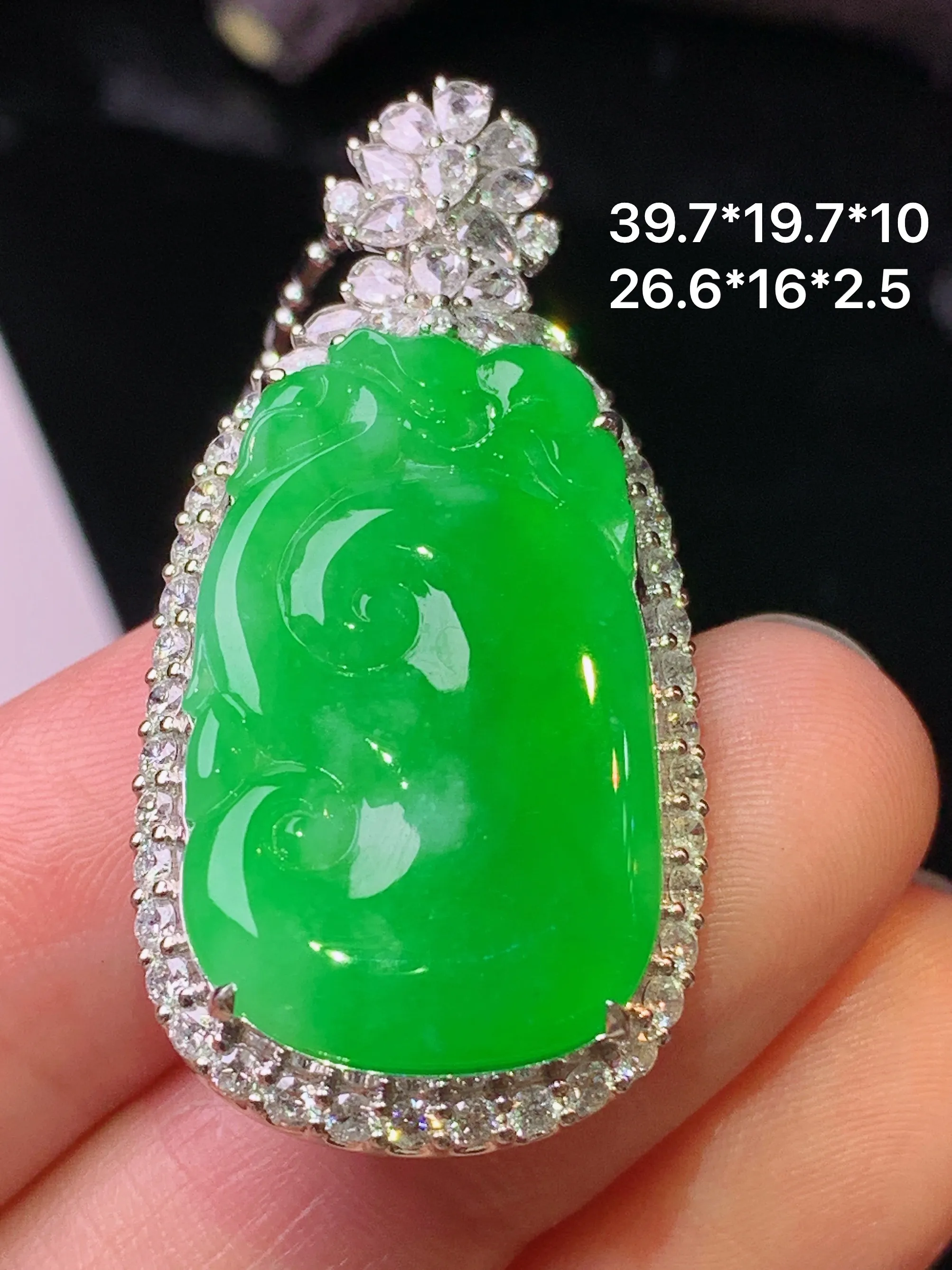 18k金钻镶嵌满绿如意吊坠 玉质细腻 水润亮眼 色泽艳丽 整体尺寸39.7*19.7*10