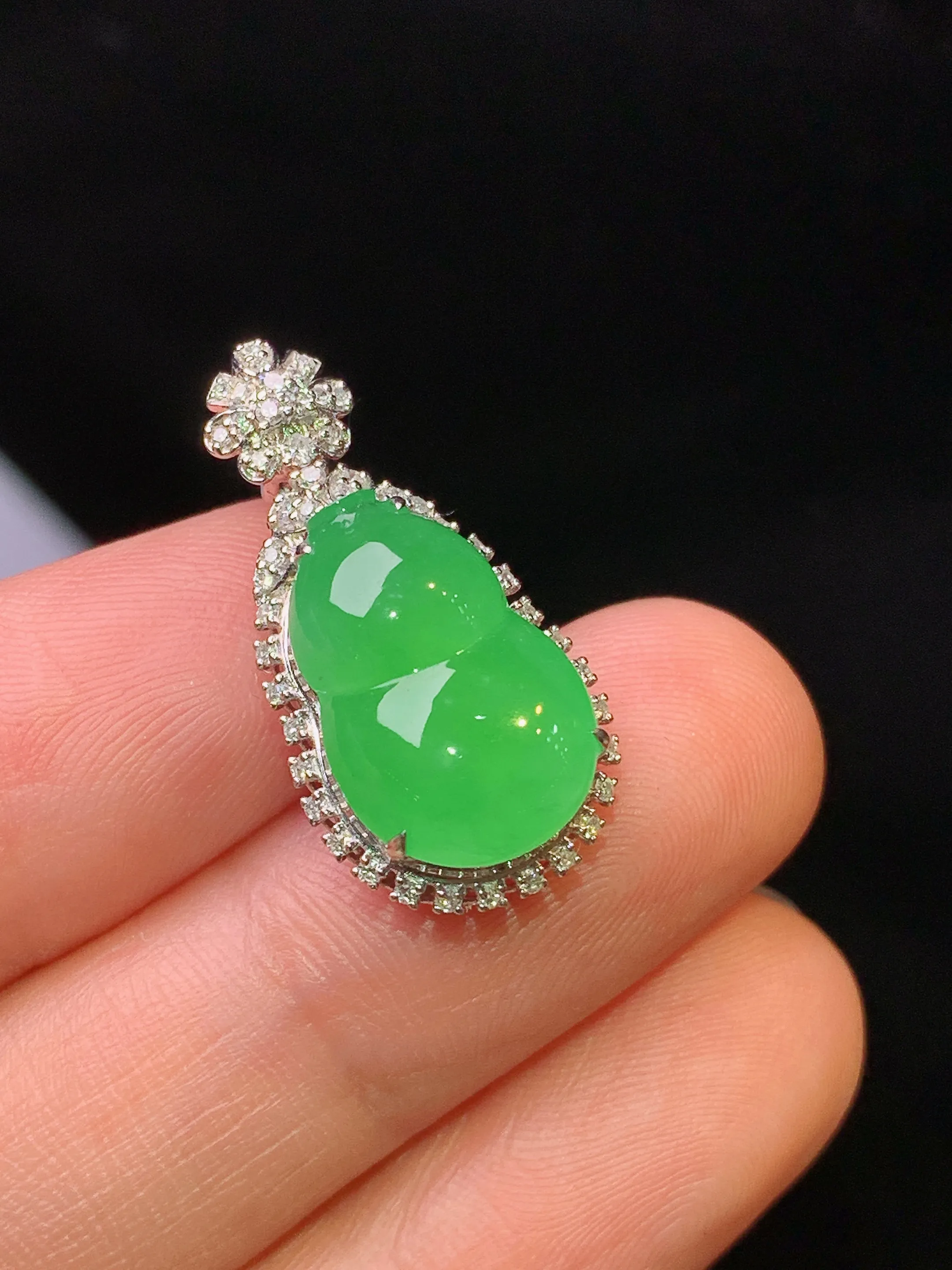 18k金钻镶嵌满绿葫芦吊坠 玉质细腻 水润亮眼 色泽艳丽 整体尺寸24.5*12.5*8.5