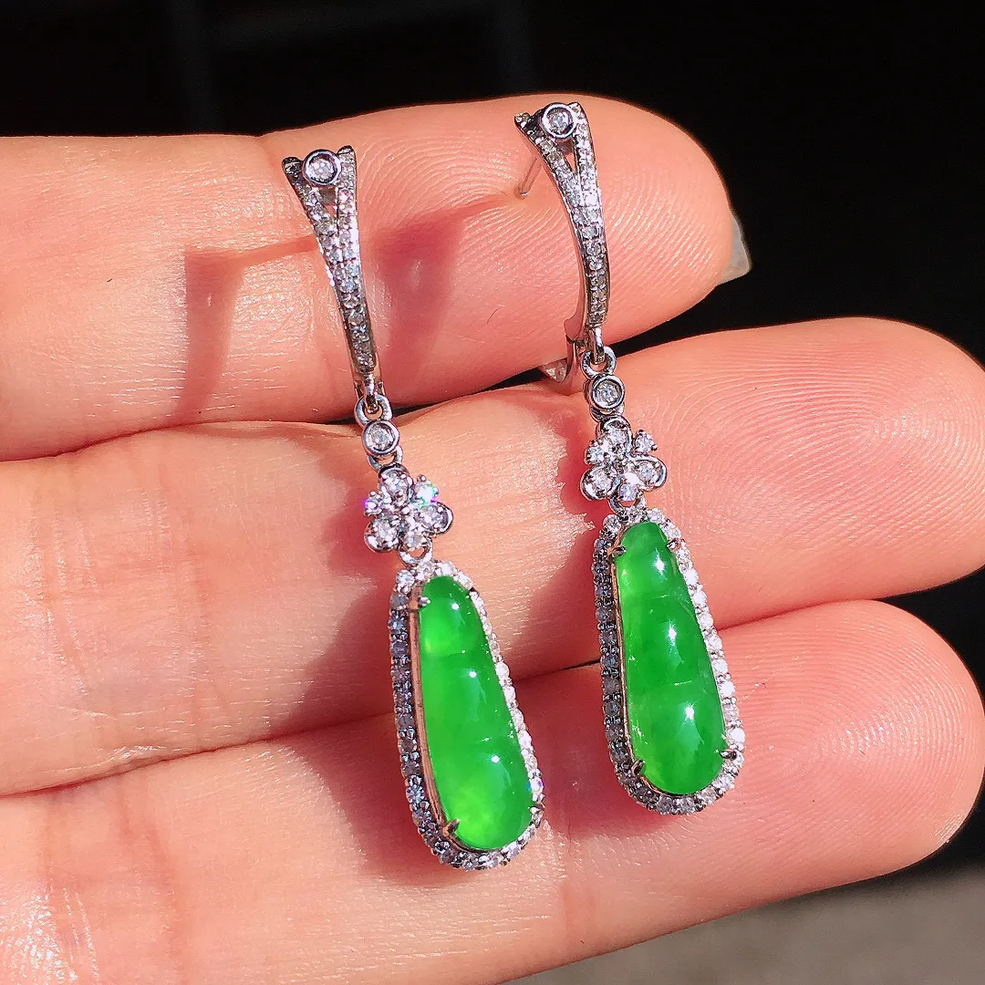 阳绿福豆耳坠，色泽均匀艳丽，玉质细腻，荧光感超
强，饱满圆润，尽显优雅气质，18k
金豪华镶嵌