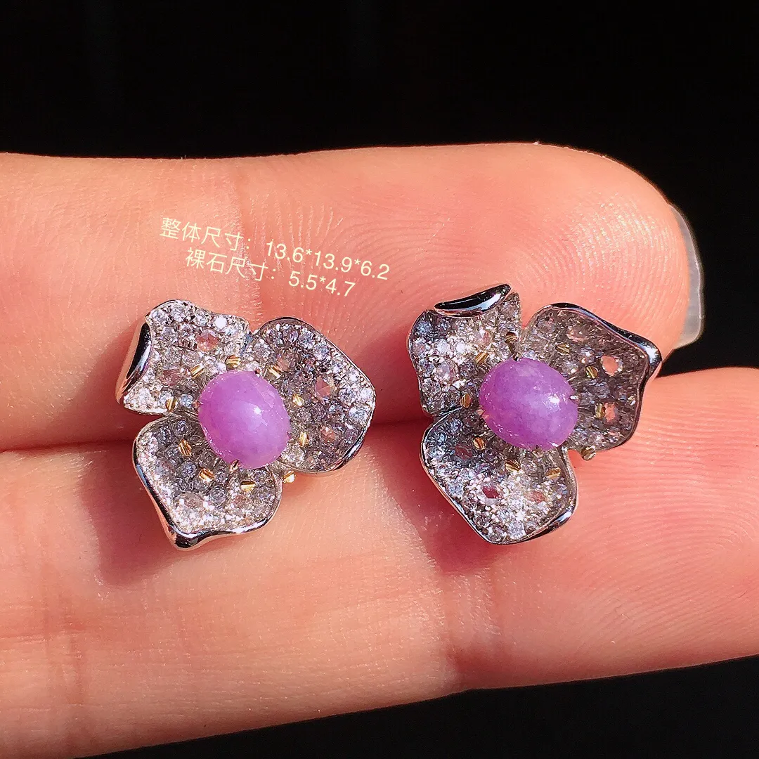 紫罗兰蛋面耳钉，色泽均匀艳丽，玉质细腻，荧光感超
强，饱满圆润，尽显优雅气质，18k
金豪华镶嵌