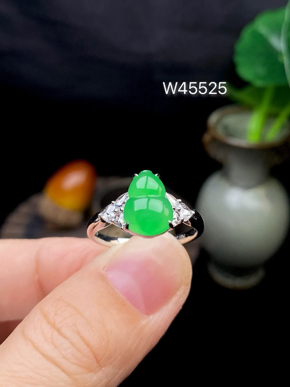 【冰种满绿葫芦戒指】质地细腻，冰润起光，胶感强烈，冰感明显，18K金钻精美镶嵌，裸石尺寸10*7.4