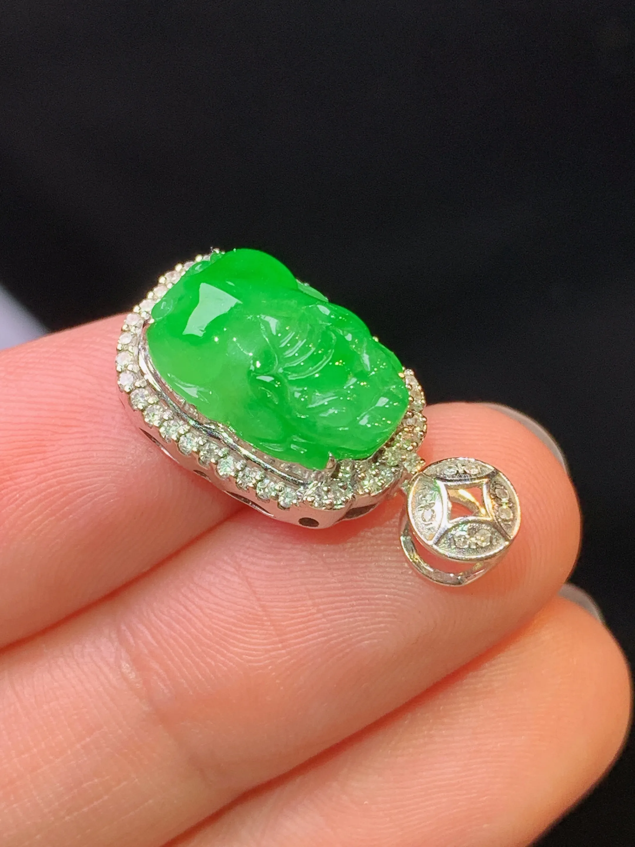 18k金钻镶嵌满绿貔貅吊坠 玉质细腻 水润亮眼 色泽艳丽 整体尺寸22.2*11.5*9