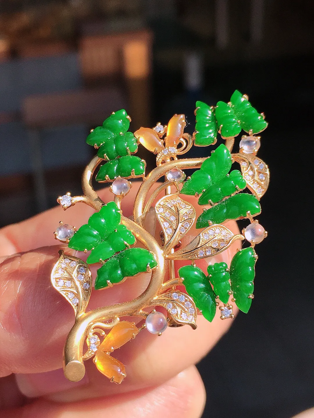 阳绿蝴蝶胸针/吊坠两用款，色泽均匀艳丽，玉质细腻，荧光感超
强，饱满圆润，尽显优雅气质，18k
金豪