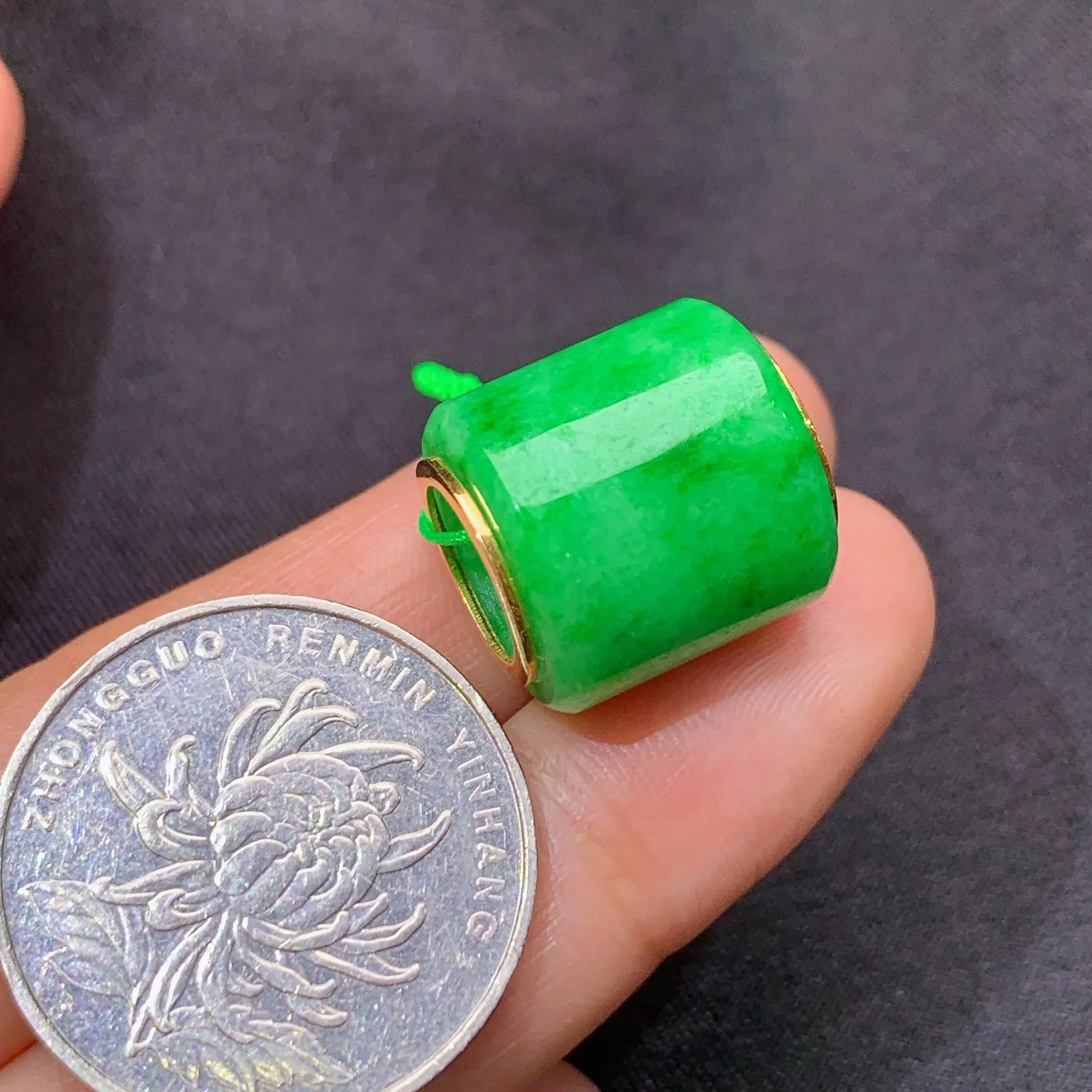 阳绿路路通吊坠，18k金镶嵌，冰润色阳，种老水足，Xu 尺寸16*15.3