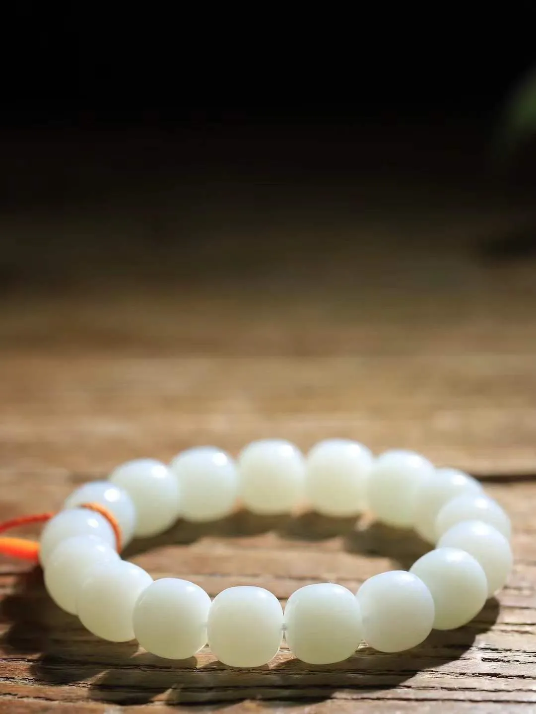 （老型珠.手串）

新疆和田白玉老型珠手串，也可做手持，玉质细腻油润 饱满光滑 质朴无华，悠远简单，人心境界远，百世修炼深，心灵常驻善意持，觉悟人生百世修。重58克    尺寸取一11.8-12.8mm    54120801L