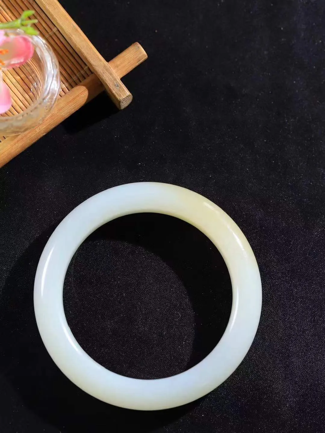 【暖玉生香·手镯】

精品和田玉糖白玉手镯，质地油润细腻，色泽高贵典雅，镯型古朴典雅。在诗情画意的雨巷相遇，你是我腕间的一抹风情，有你眸有深情，清风荡漾湖间静水，我愿俯身低眉，在烟波涟漪处，寻你深情倩影。内径58.5mm尺寸13-10.2mm重70.8克  69120858A