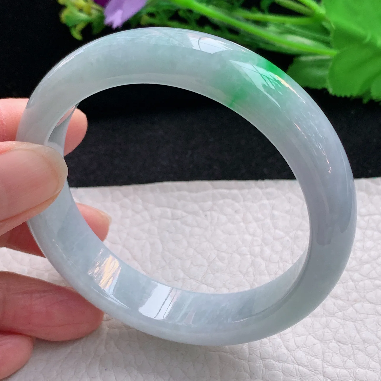 js自然光57.5*14.2*8平安镯 天然缅甸翡翠飘绿清新宽边玉手镯 珠宝玉手环