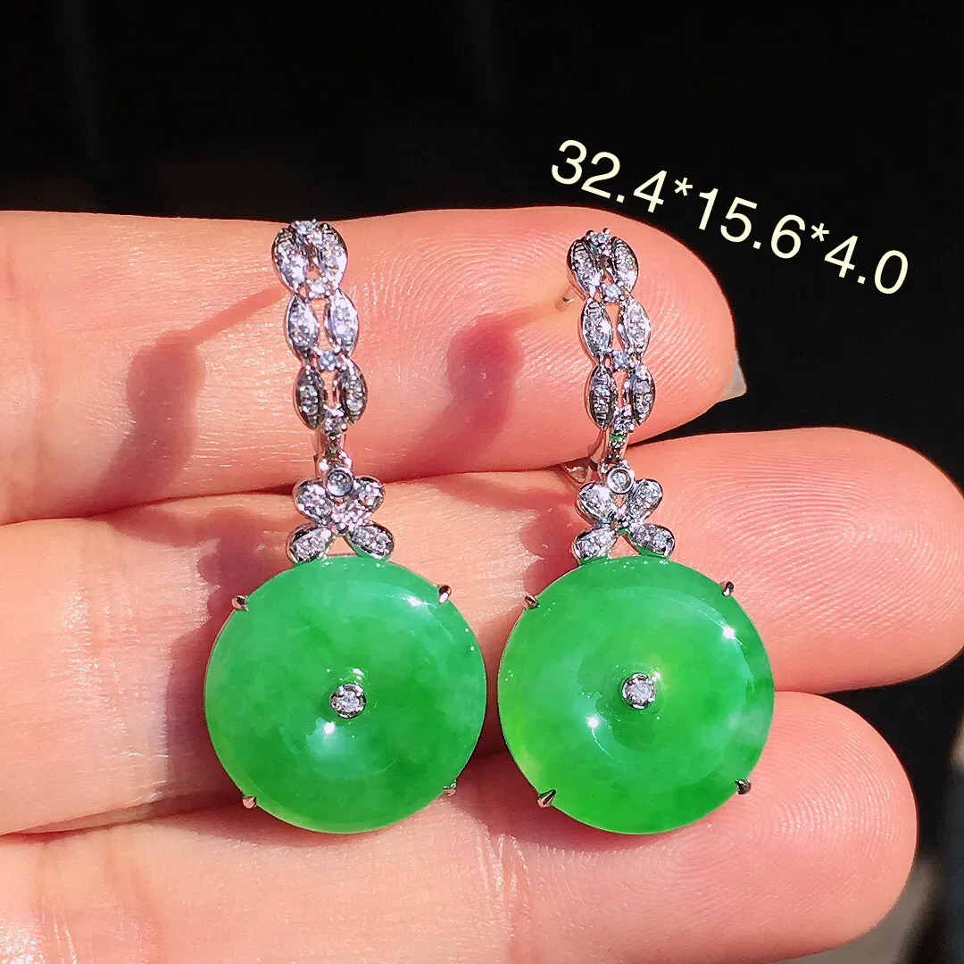 阳绿平安扣耳坠，色泽均匀艳丽，玉质细腻，荧光感超
强，饱满圆润，尽显优雅气质，18k
金豪华镶嵌