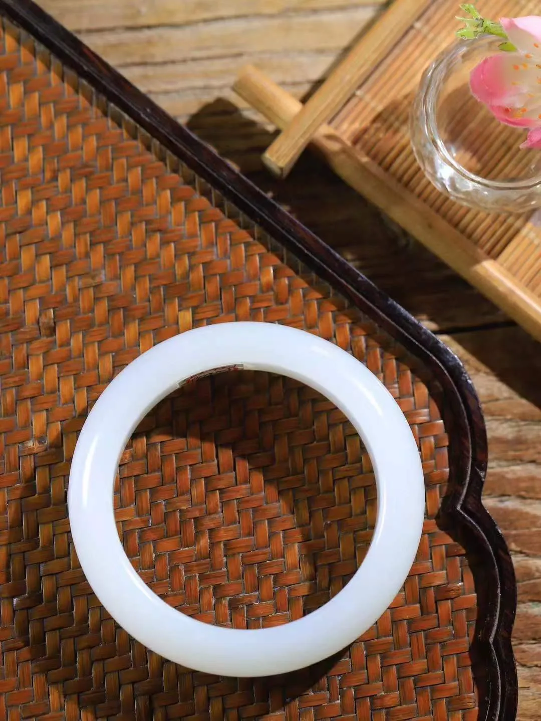 【一见钟情·手镯】

收藏级和田玉白玉手镯。镯型饱满，温润细腻，脂润沁香。️执一卷书，沏一盏茶，着一袭裙，戴一只镯。淡淡浅笺，素心若兰，静赏玉中诗画。悠悠岁月，芊手轻摘，盛满诗样芳华。重72.5克   内径圈口54.5mm 尺寸15.8-9.6mm  FDA-11125833