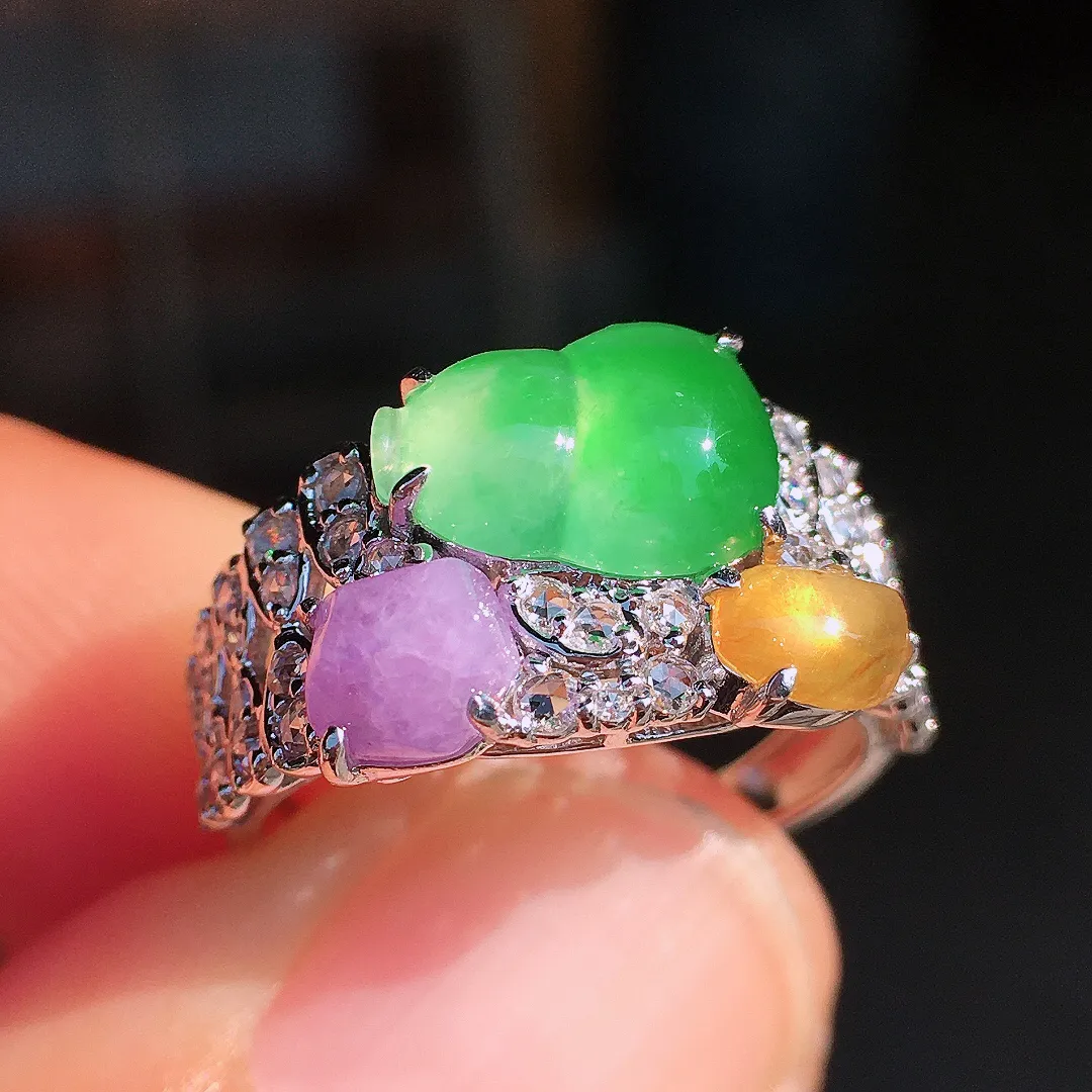 阳绿葫芦戒指，色泽均匀艳丽，玉质细腻，荧光感超
强，饱满圆润，尽显优雅气质，18k
金豪华镶嵌