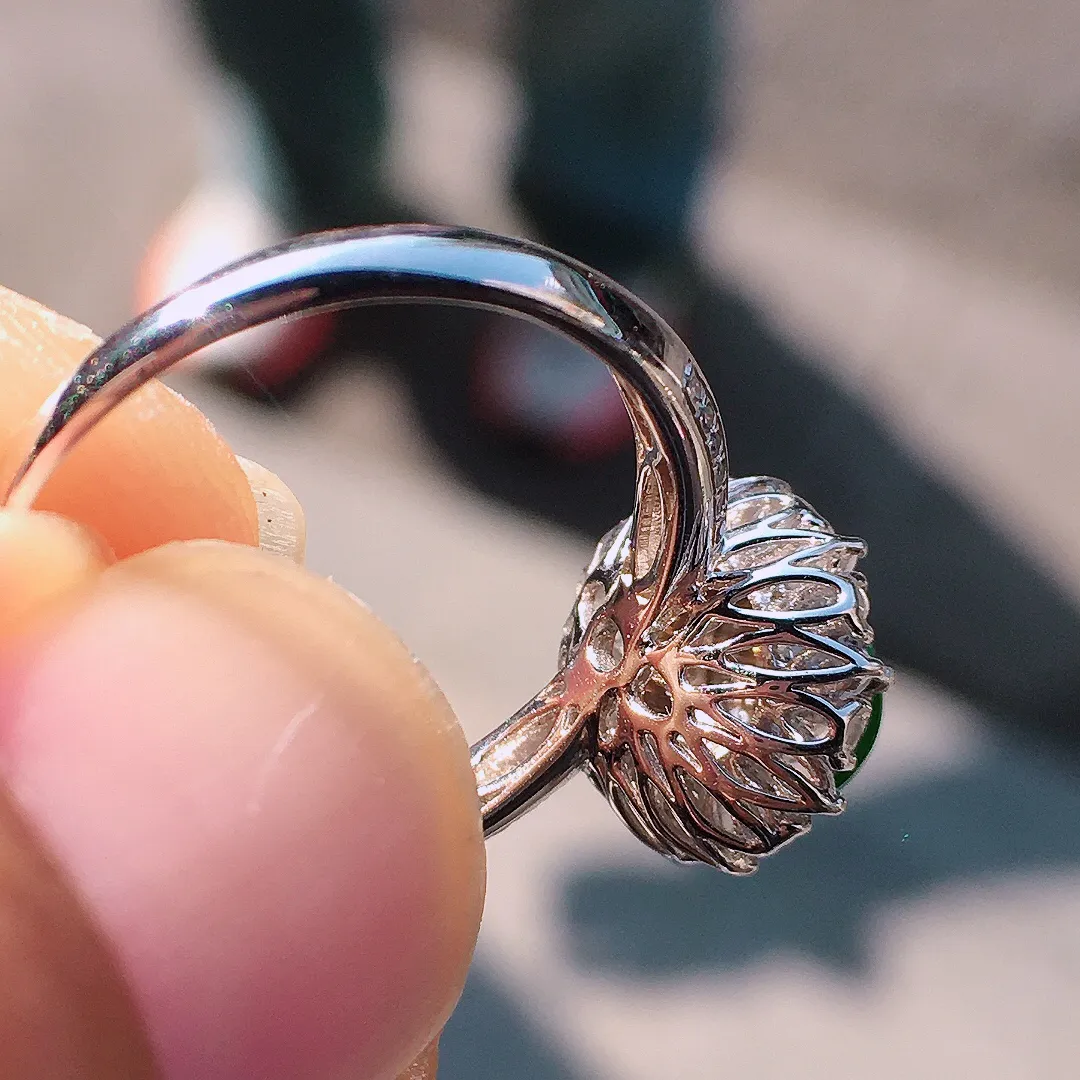 阳绿蛋面戒指，色泽均匀艳丽，玉质细腻，荧光感超
强，饱满圆润，尽显优雅气质，18k
金豪华镶嵌