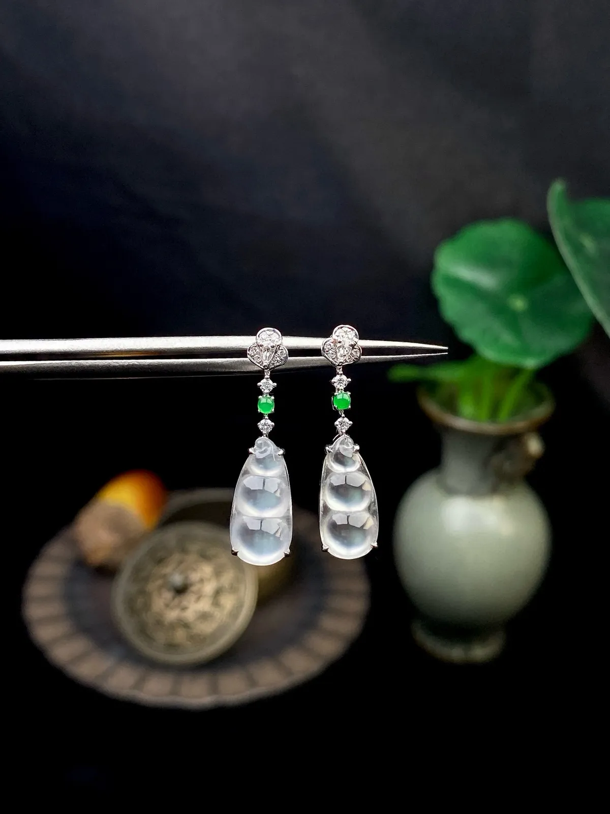 【冰种福豆耳坠】多子多福，豆子品质上佳，饱满度不错，冰润通透，起强胶感，光泽强烈。18K金钻精美镶嵌，裸石尺寸12.3*5.7*2.8毫米