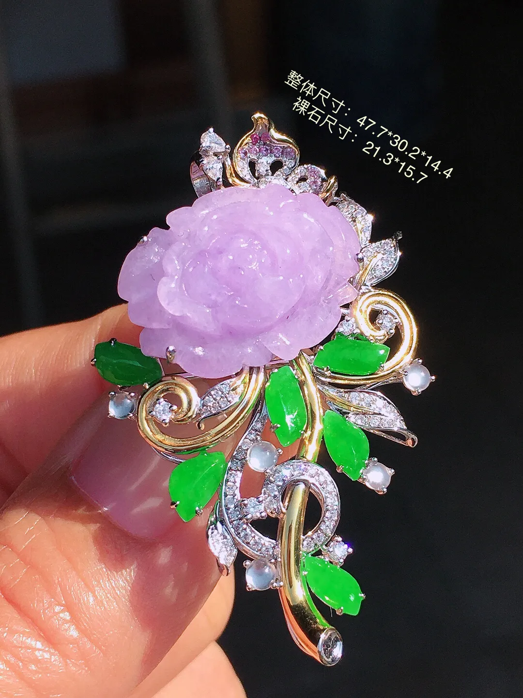 紫罗兰【花开富贵】胸针/吊坠两用款，色泽均匀艳丽，玉质细腻，荧光感超
强，饱满圆润，尽显优雅气质，18k
金豪华镶嵌