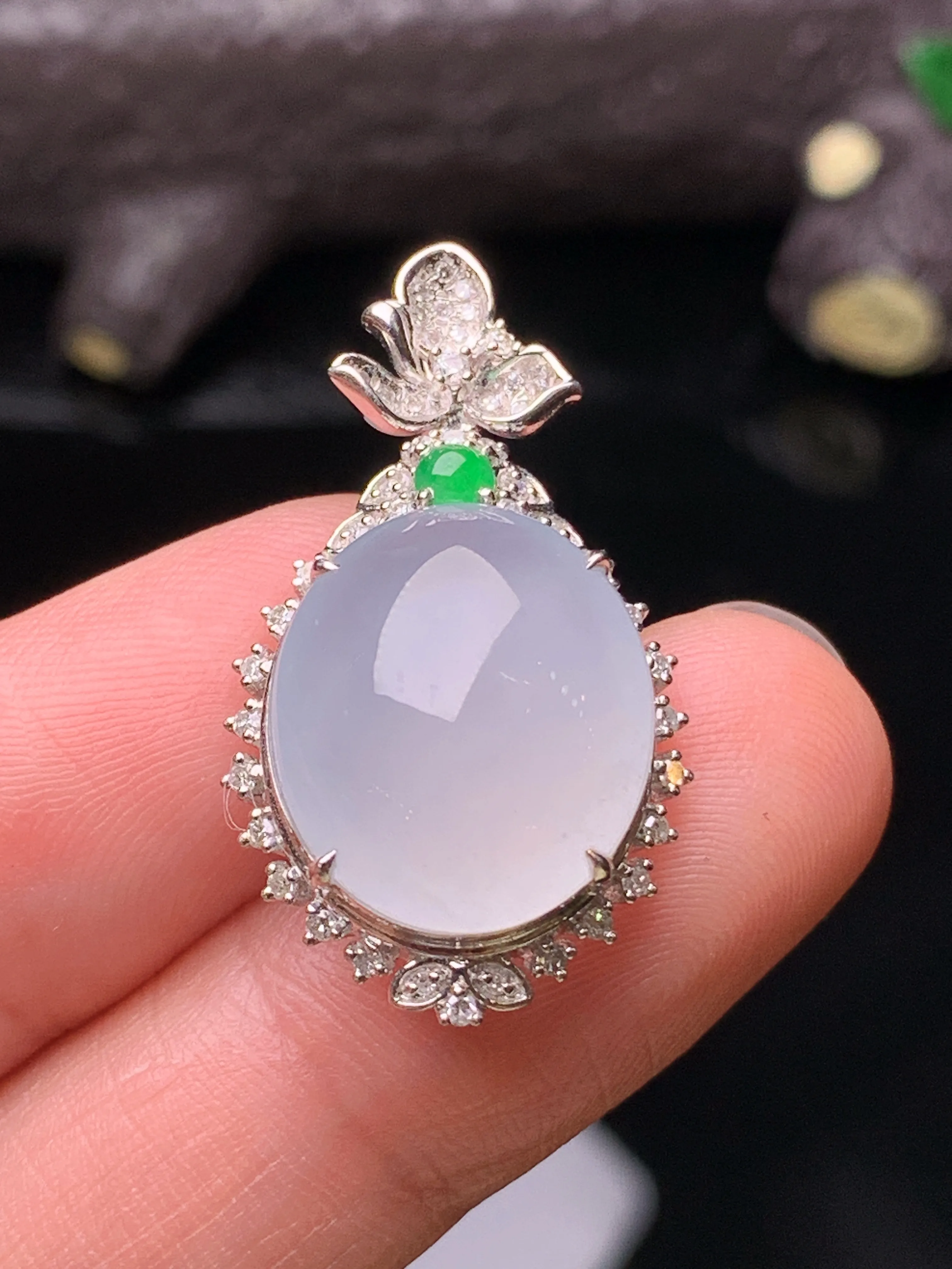 18k金钻镶嵌冰种蛋面吊坠 玉质细腻 水润亮眼 色泽艳丽 整体尺寸29*16.7*11