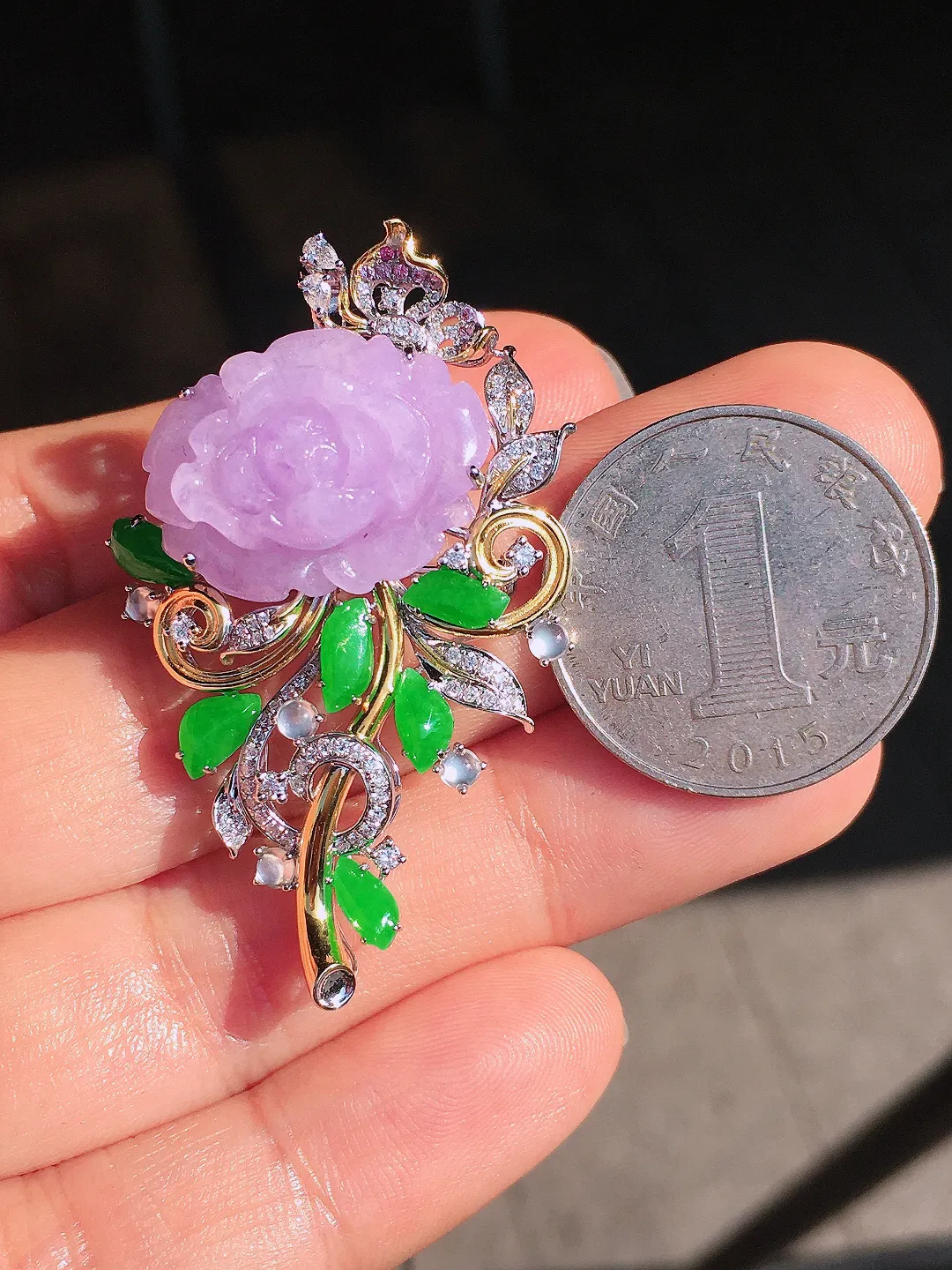 紫罗兰【花开富贵】胸针/吊坠两用款，色泽均匀艳丽，玉质细腻，荧光感超
强，饱满圆润，尽显优雅气质，18k
金豪华镶嵌