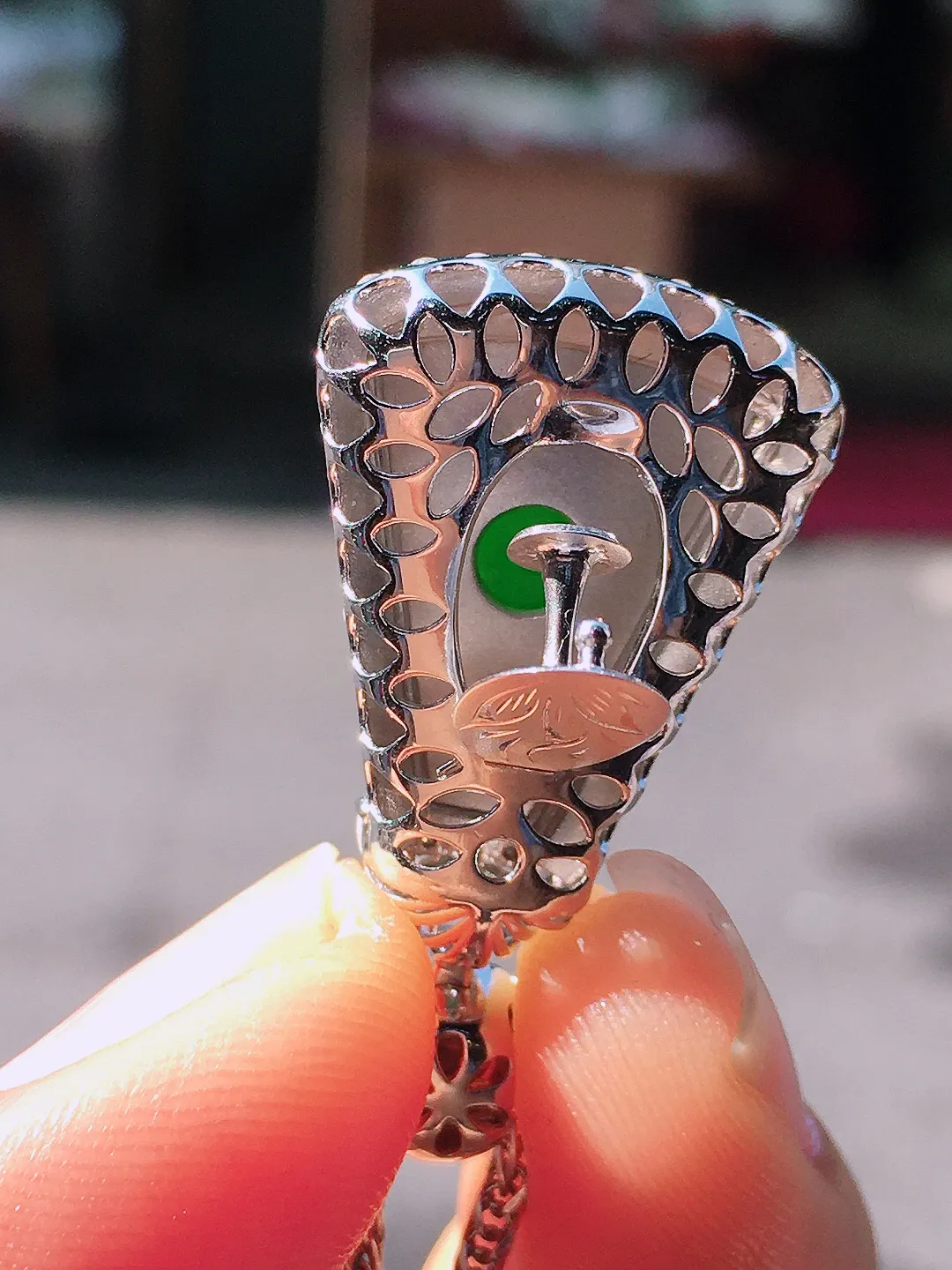 阳绿无事牌吊坠，色泽均匀艳丽，玉质细腻，荧光感超
强，饱满圆润，尽显优雅气质，18k
金豪华镶嵌