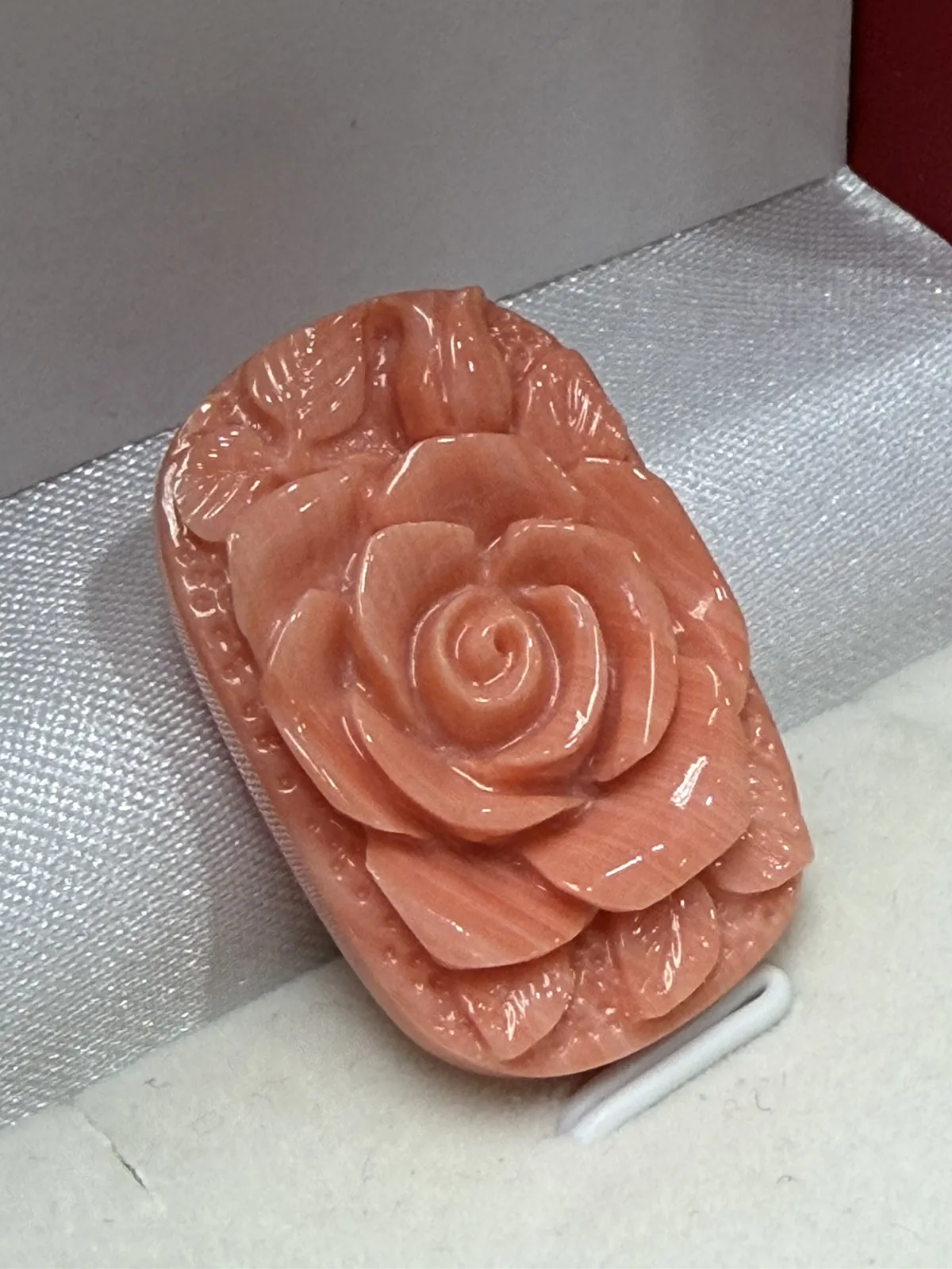 【天然莫莫粉珊瑚大花裸石】天然️添加️优化，台湾产地，莫莫材料，橙粉色，裸石整料雕刻花件漂亮！大花裸石直径30.2*20.4*8.2mm，重量为8克，可适合做镶嵌吊坠、胸针等！