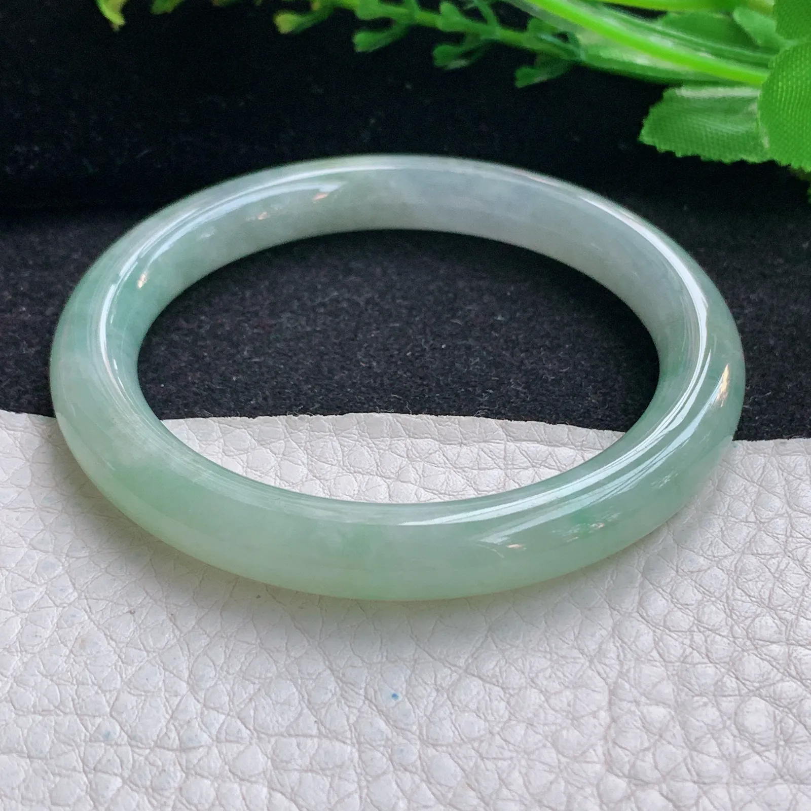 n自然光53.5*8.5叮当镯 翡翠a货玉手镯水润清新秀气圆条玉手环 美人镯