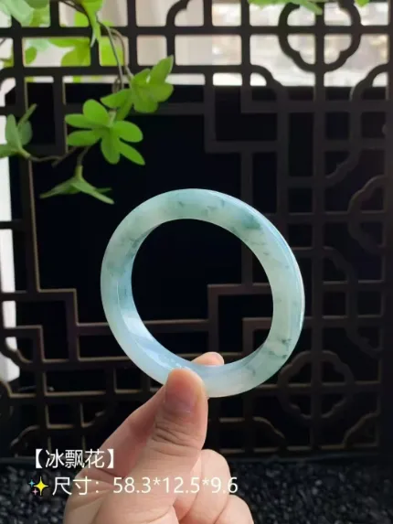 【飘花】
尺寸：58.3*12.4*9.6
丝丝飘花晕染在镯中，灵动飘逸，将山水意境体现的淋漓尽致