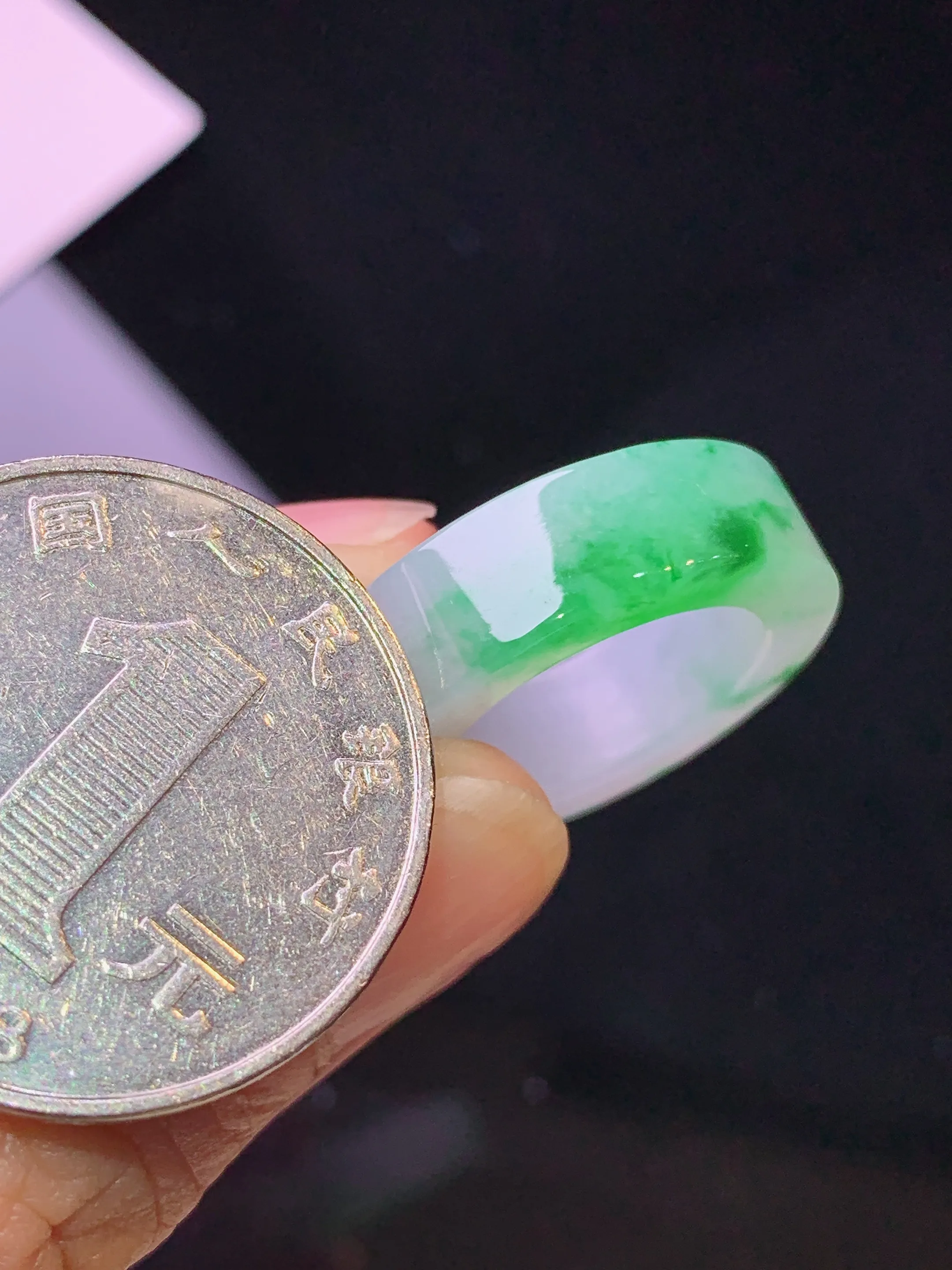 飘绿指环 玉质细腻 水润亮眼 色泽艳丽 圈口9.5整体尺寸23*6.2*3.8