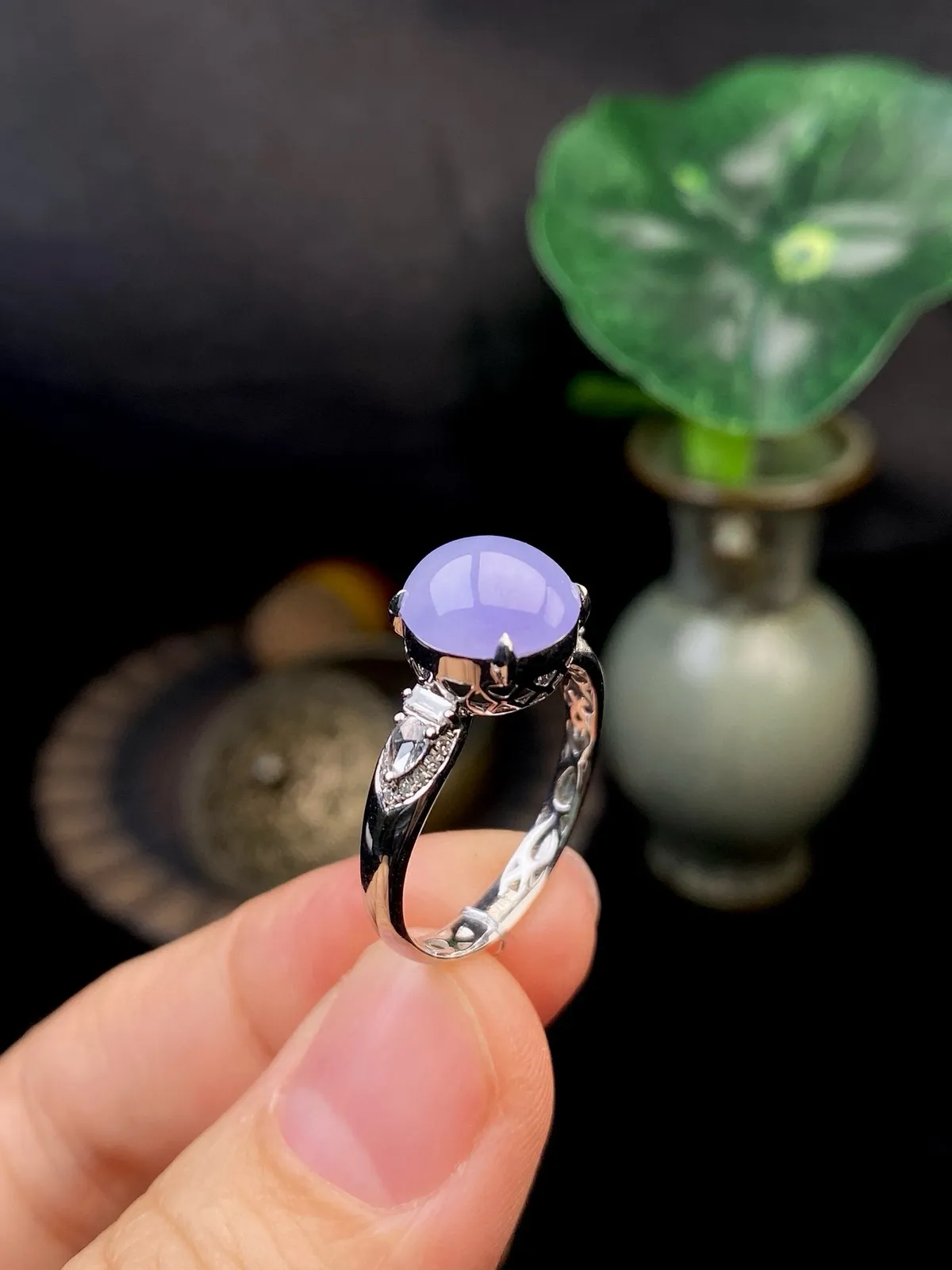 【冰种紫蛋面戒指】质地细腻，饱满度很好，晶莹剔透，18k金钻镶嵌，裸石尺寸9.1*8.9*4.4毫米