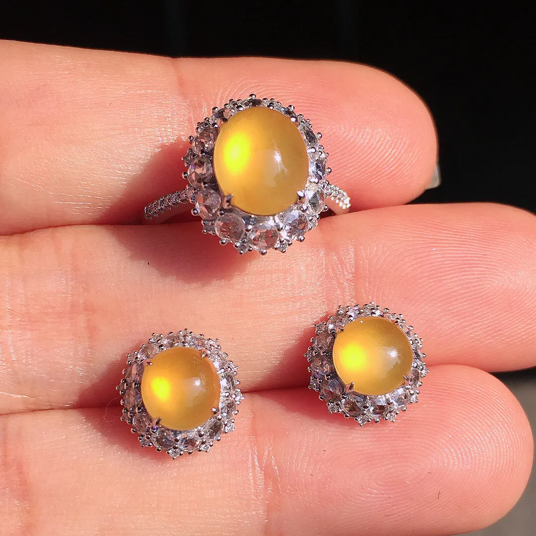 黄翡蛋面套装（耳钉+戒指），色泽均匀艳丽，玉质细腻，荧光感超
强，饱满圆润，尽显优雅气质，18k
金豪华镶嵌