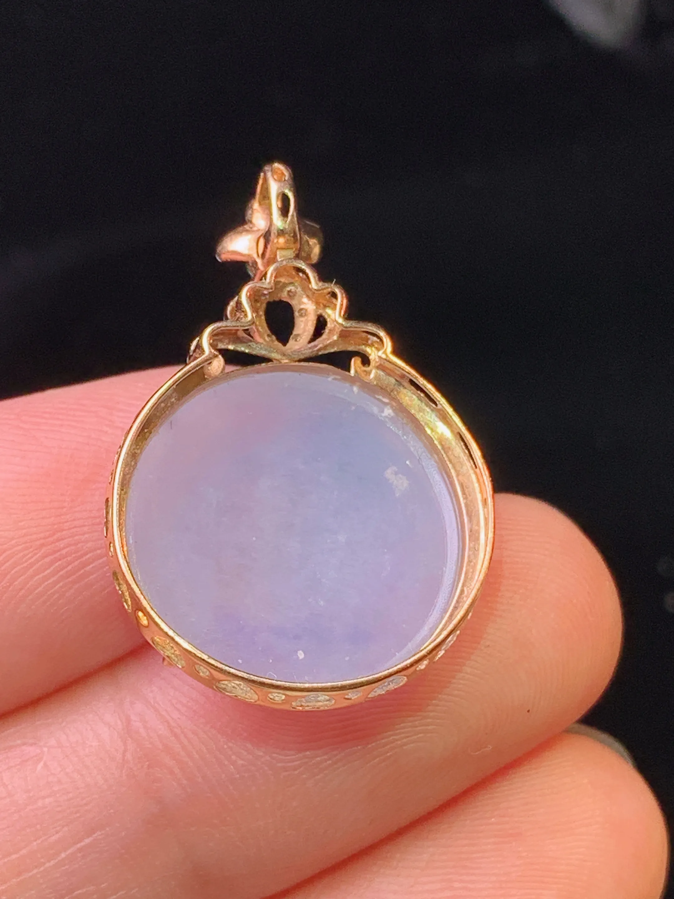 18k金钻镶嵌紫罗兰圆牌吊坠 玉质细腻 水润亮眼 色泽艳丽 整体尺寸27*17.8*6