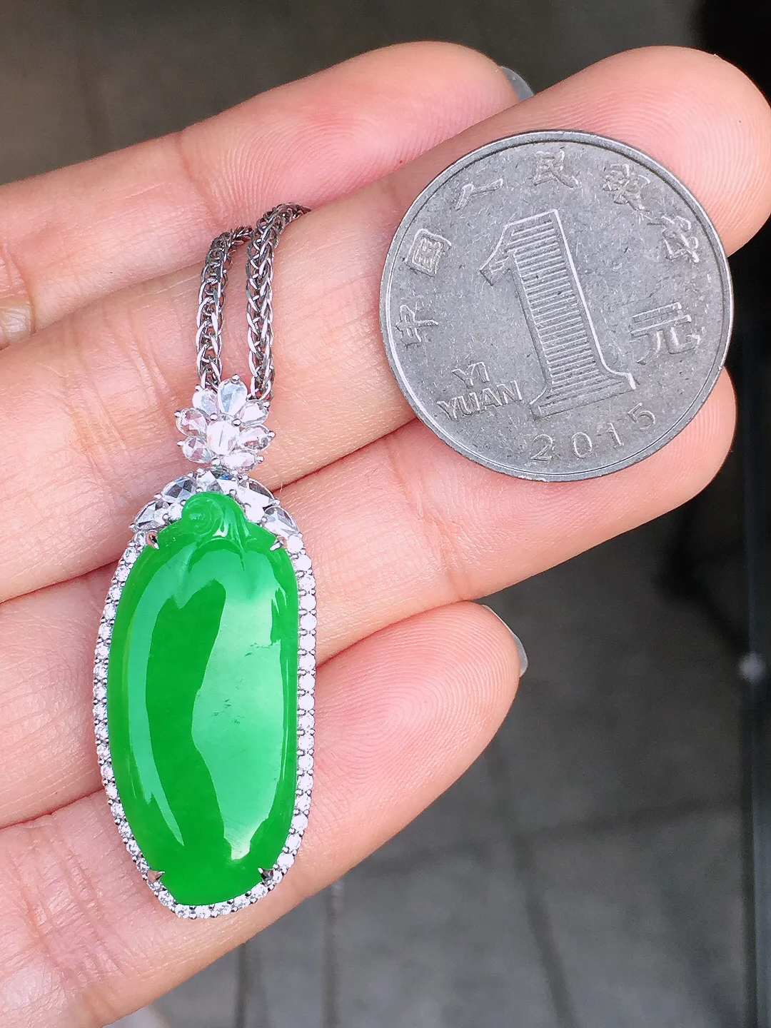 阳绿福瓜吊坠，色泽均匀艳丽，玉质细腻，荧光感超
强，饱满圆润，尽显优雅气质，18k
金豪华镶嵌