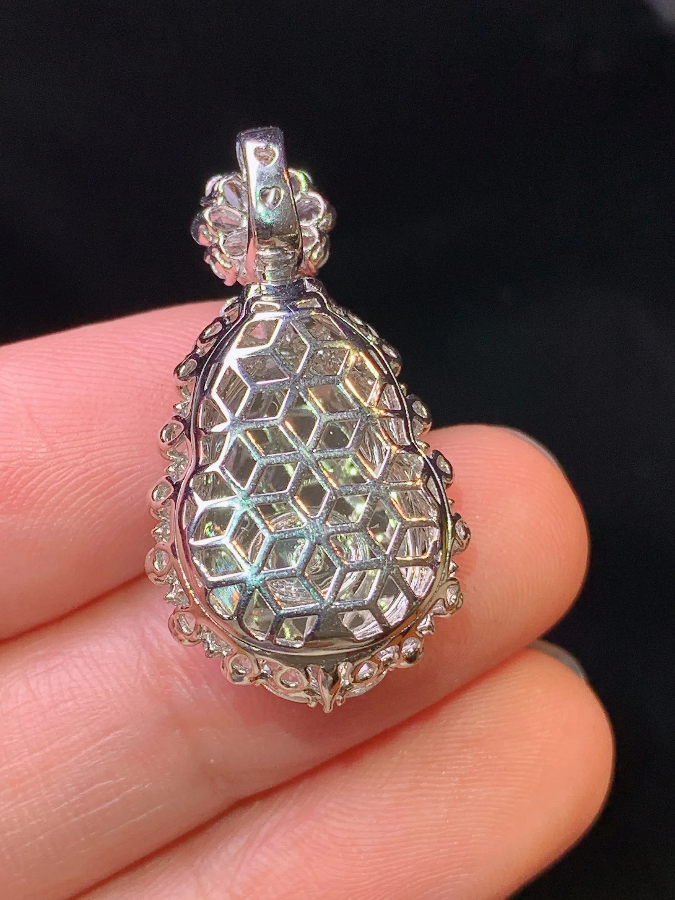 18k金钻镶嵌满绿葫芦吊坠 玉质细腻 水润亮眼 色泽艳丽 整体尺寸30*16.2*9.5