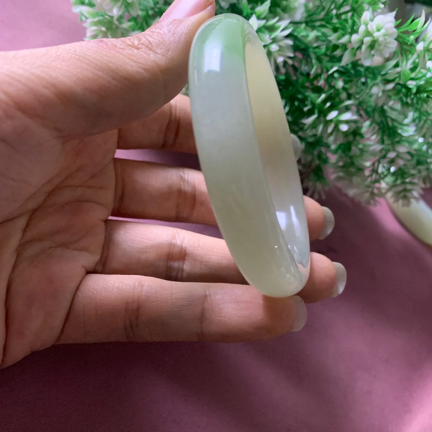 55圈口和田玉翠青手镯【挽间柔情】，镯型古朴典雅。在诗情画意的雨巷相遇，你是我腕间的一抹风情，有你眸有深情.清风荡漾湖间静水，我愿俯身低眉，在烟波涟漪处寻你