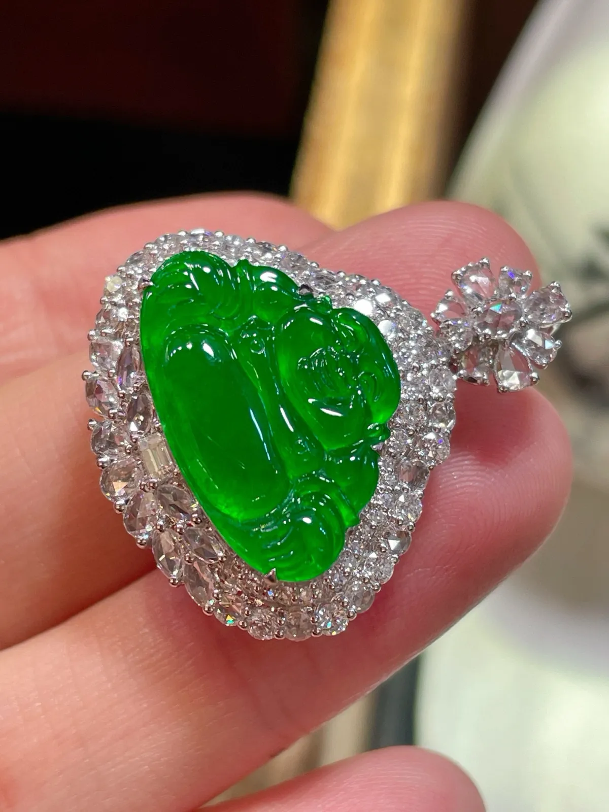 满阳绿佛公吊坠，色阳艳丽。
吊坠整体大气，开脸喜庆
饱满圆润，种水一流，佛形厚装大气
18k金豪华镶嵌