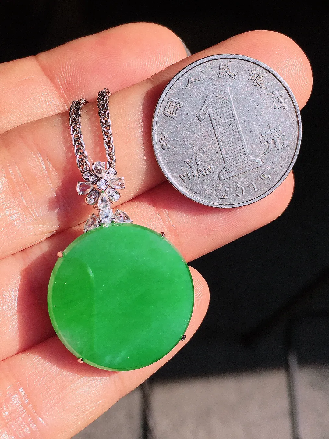 阳绿平安扣吊坠，色泽均匀艳丽，玉质细腻，荧光感超
强，饱满圆润，尽显优雅气质，18k
金豪华镶嵌