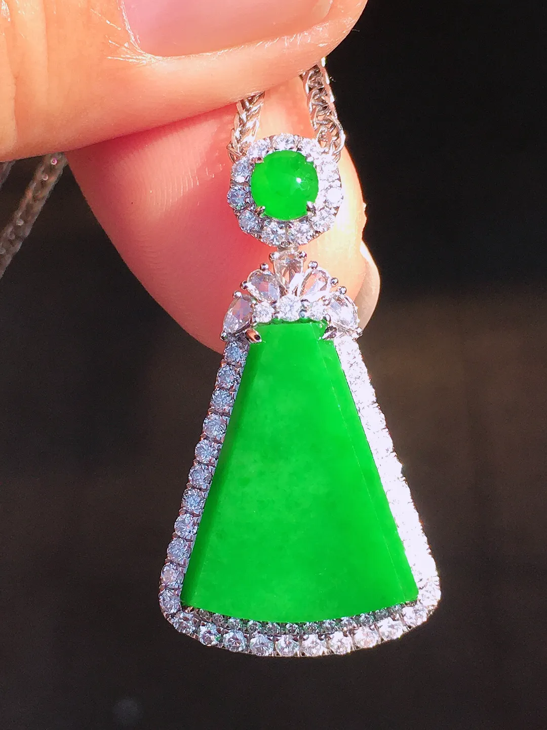 阳绿无事牌吊坠，色泽均匀艳丽，玉质细腻，荧光感超
强，饱满圆润，尽显优雅气质，18k
金豪华镶嵌