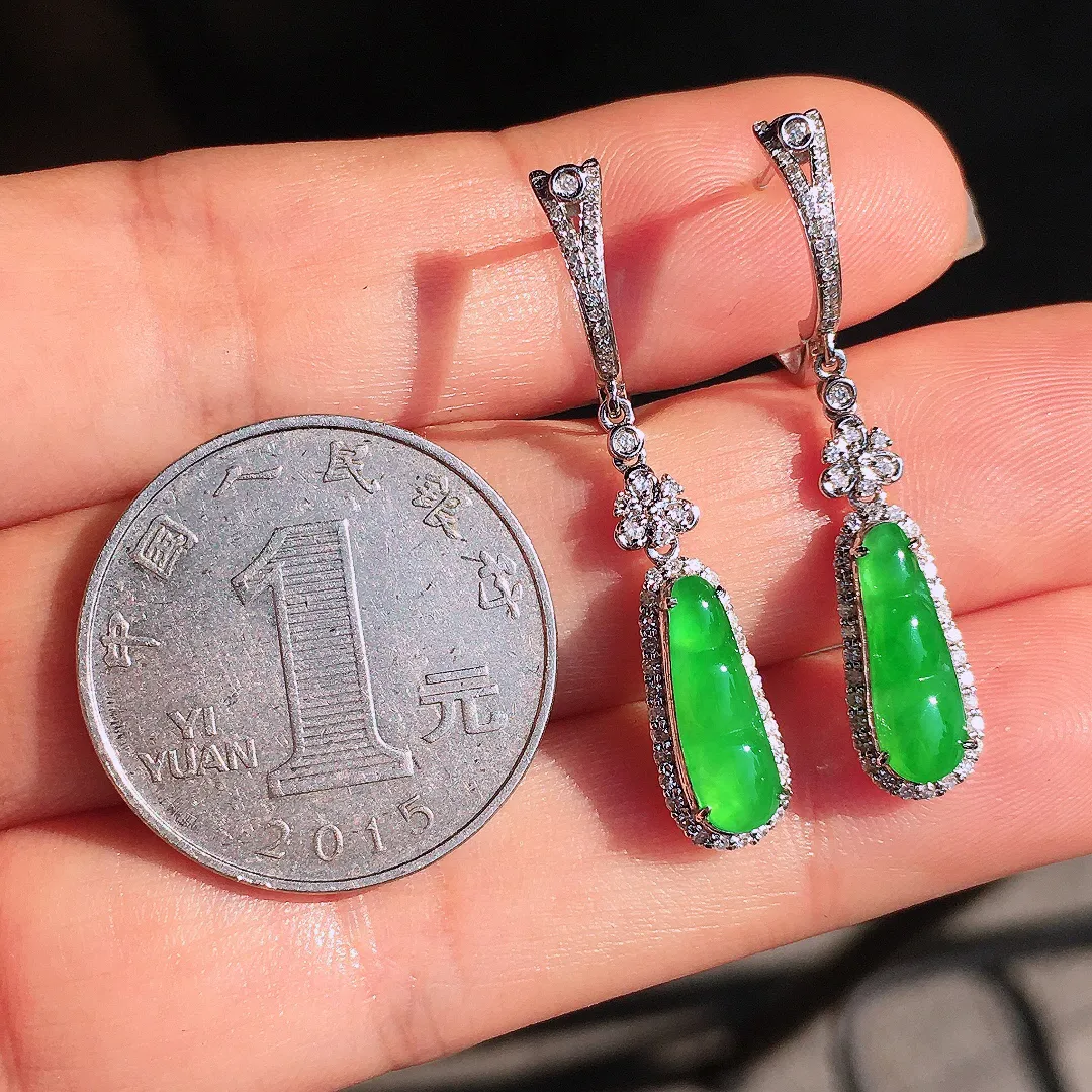 阳绿福豆耳坠，色泽均匀艳丽，玉质细腻，荧光感超
强，饱满圆润，尽显优雅气质，18k
金豪华镶嵌