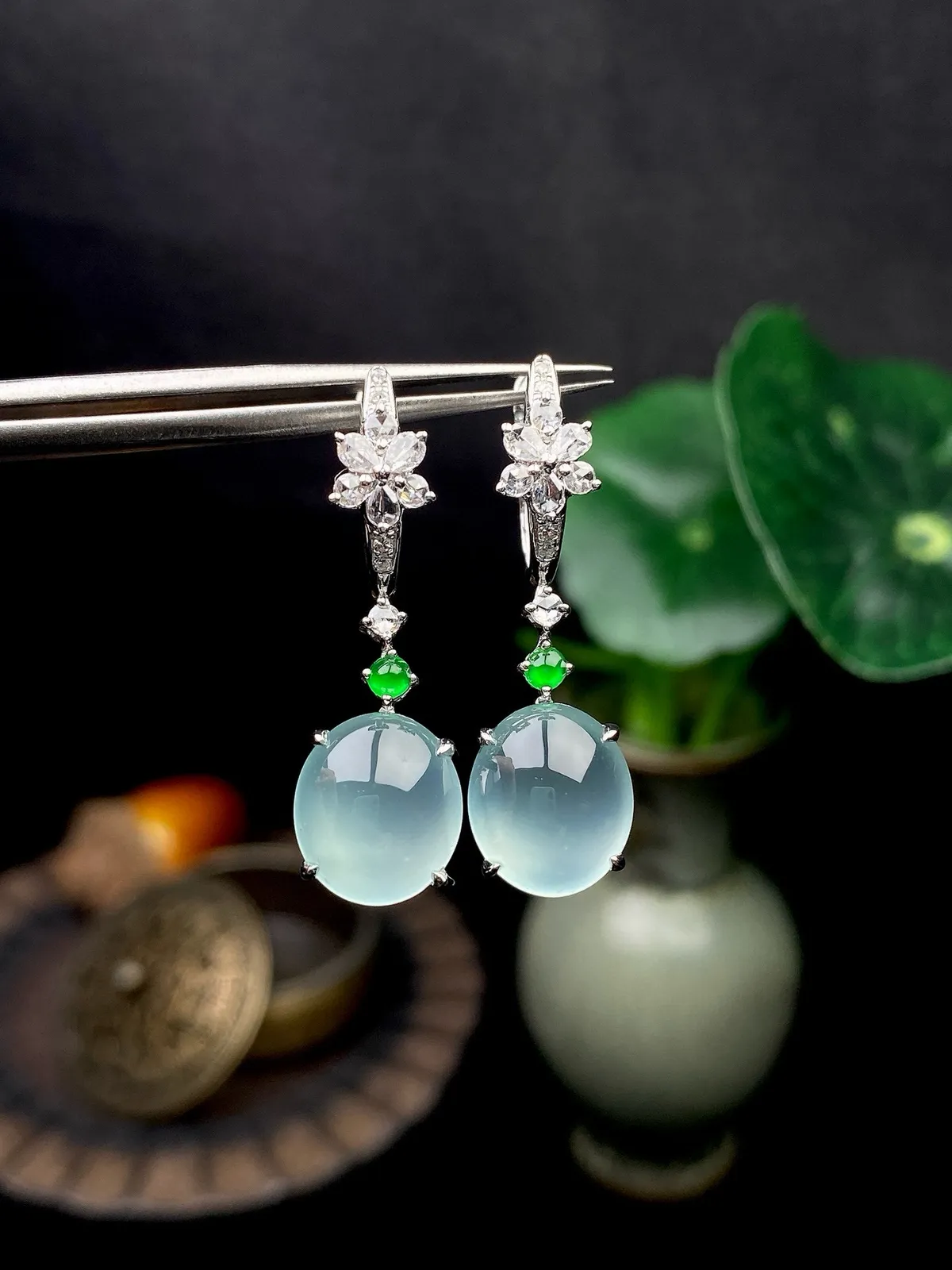 【冰种蛋面耳坠】质地细润，起刚起荧光，18K金钻镶嵌，裸石尺寸10.4*8.8*3.8毫米