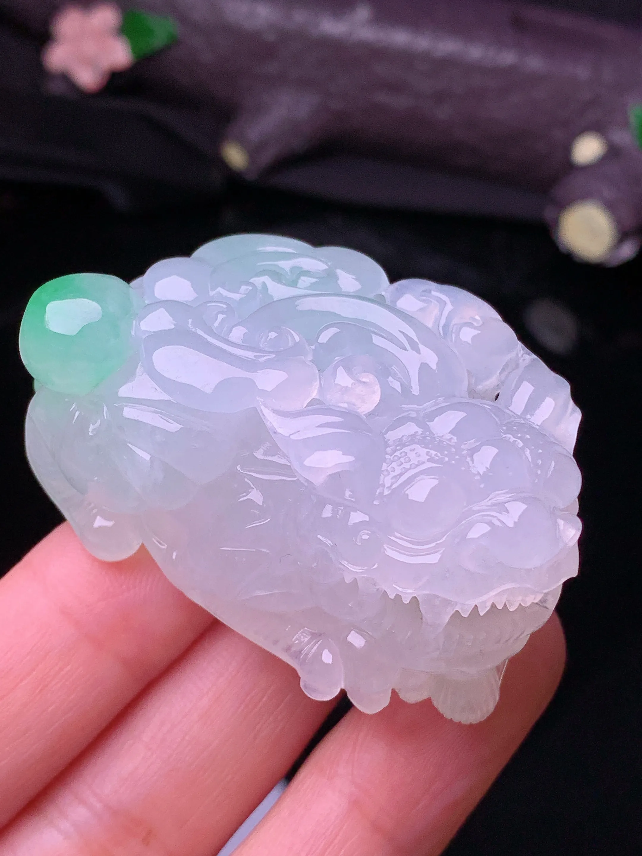 飘绿貔貅吊坠 玉质细腻 水润亮眼 色泽艳丽 整体尺寸47.2*31.5*22.6