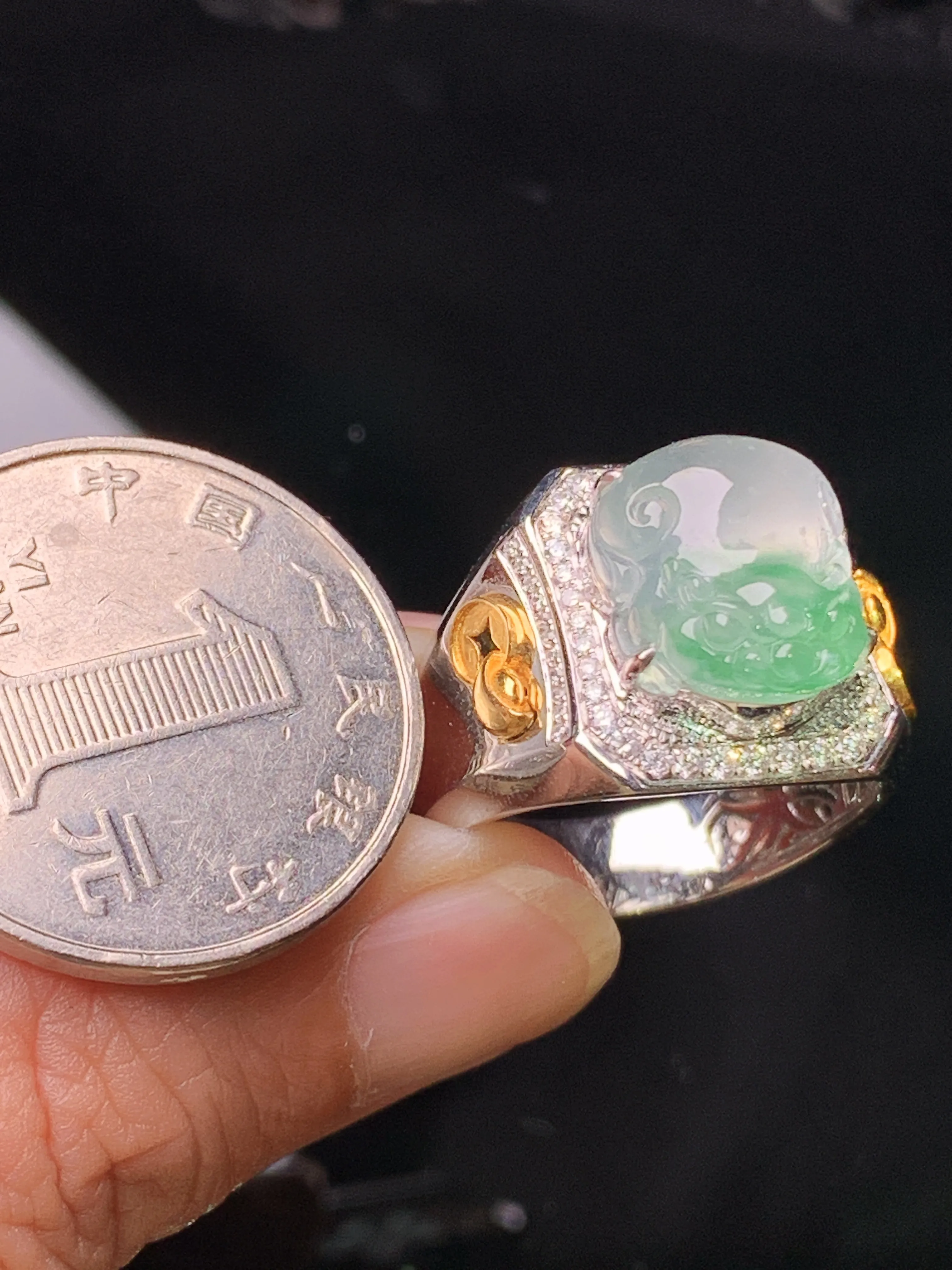 18k金钻镶嵌冰种飘绿貔貅戒指 玉质细腻 水润亮眼 色泽艳丽 圈口20 裸石尺寸13.6*11.2*5