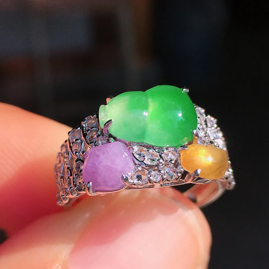 阳绿葫芦戒指，色泽均匀艳丽，玉质细腻，荧光感超
强，饱满圆润，尽显优雅气质，18k
金豪华镶嵌