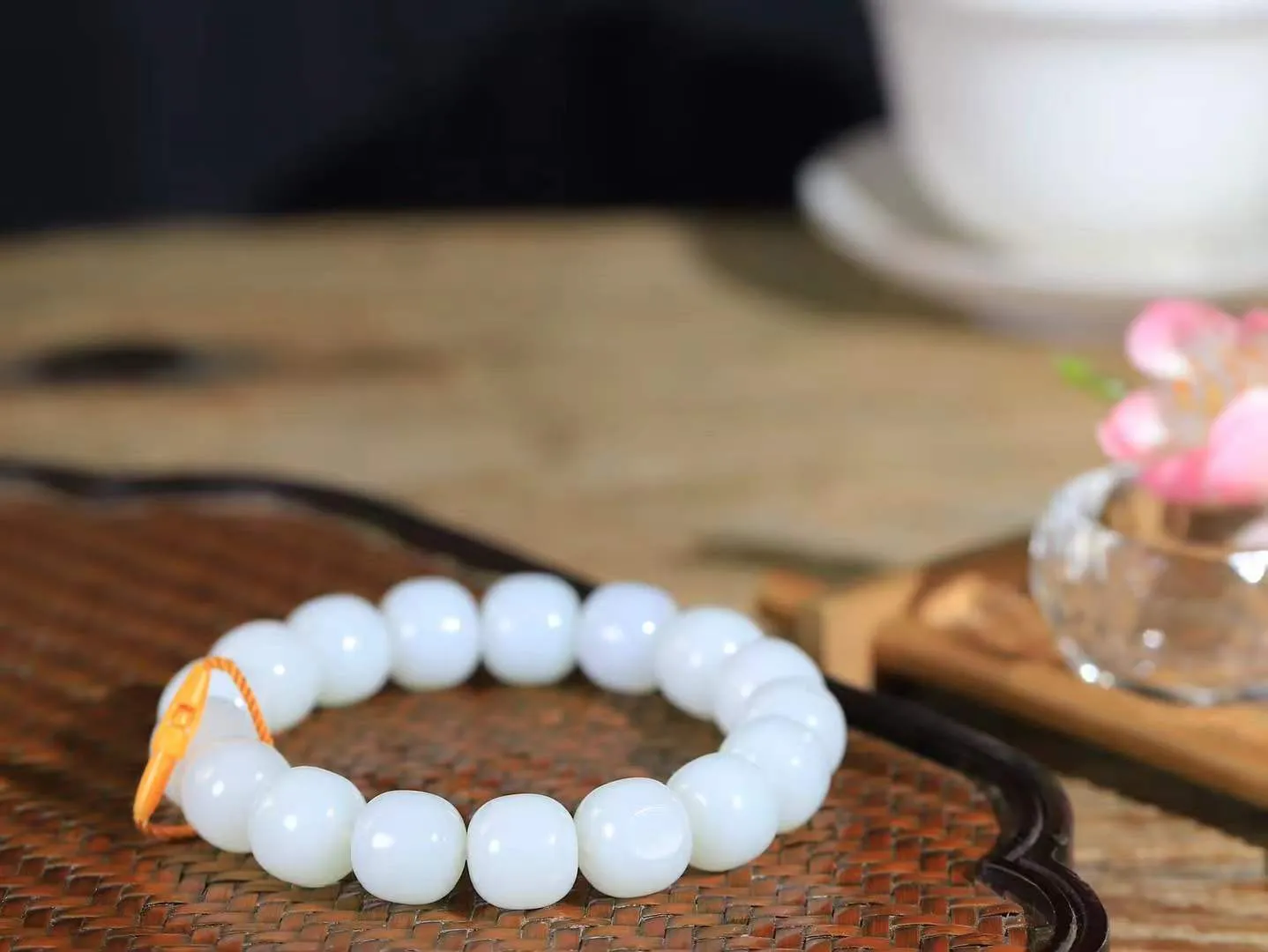 （老型珠.手串）

新疆和田白玉老型珠手串，也可做手持，玉质细腻油润 饱满光滑 质朴无华，悠远简单