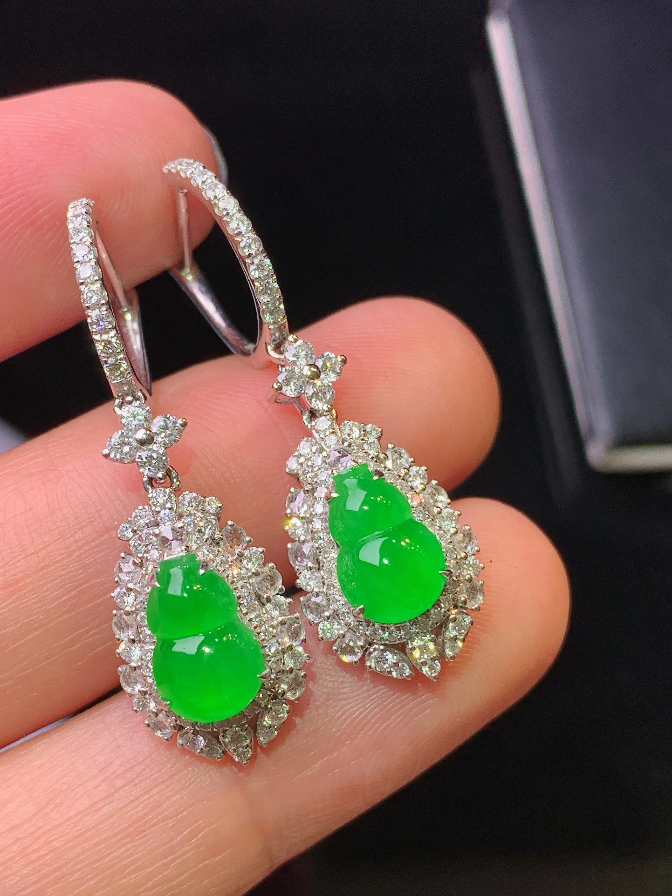 18k金钻镶嵌满绿葫芦耳坠 玉质细腻 水润亮眼 色泽艳丽 整体尺寸24.5*10.6*8