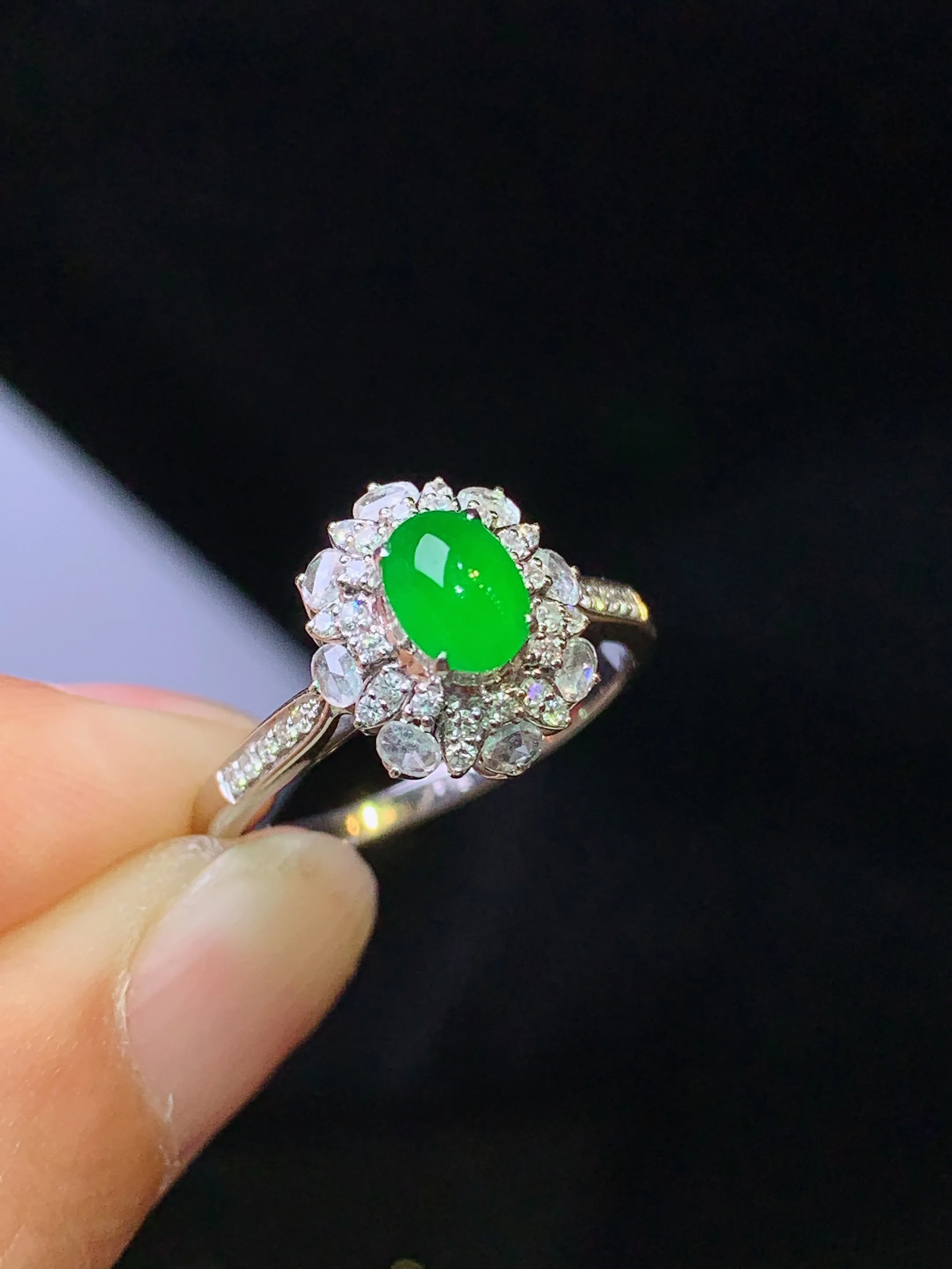 18k金钻镶嵌满绿蛋面戒指 玉质细腻 水润亮眼 色泽艳丽 圈口12.5 整体尺寸11.5*10*8.8